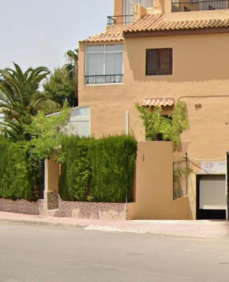 This enclosed garage parking space is located in a well-maintained residential complex in Torrevieja, "Balcón de Torrevieja," and offers secure and convenient parking. The parking space is registered in the land register, clearly assigned, and suitable for both personal use and as a sound investment.This garage has electricity.Aguas Nuevas - TorreviejaProperty Type: Enclosed Garage Parking SpaceParking Space Number: 19Location: Torrevieja (Alicante)Residential Complex: Conjunto Residencial Balcón de TorreviejaBuilding Location: BasementAddress: Aguas Nuevas – Altos de la Bahía, TorreviejaType: Enclosed Garage Parking SpaceArea: approx. 19.5 m²Suitable for: CarsDescription:The garage parking space is located in the basement of the "Balcón de Torrevieja" residential complex and is part of an enclosed garage complex. Access is via internal driveways. The parking space is clearly numbered and physically separated.