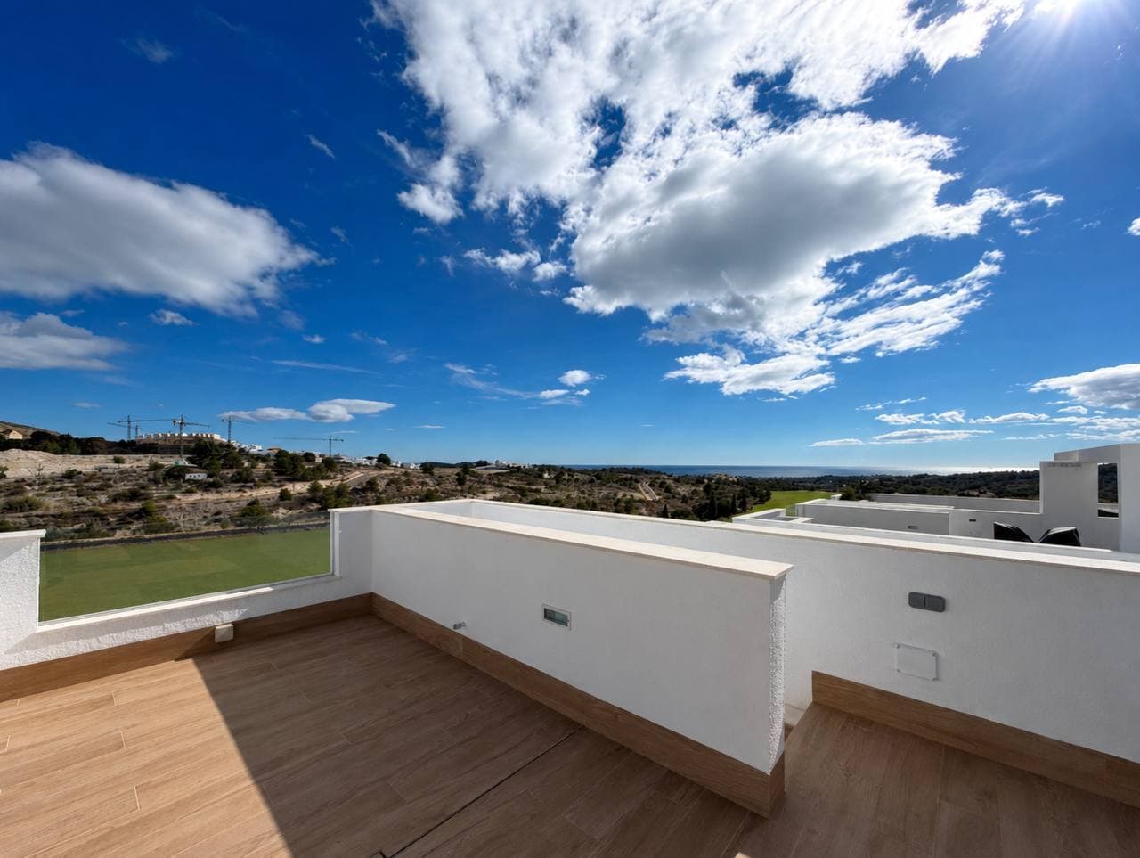 Elegantes Penthouse in Finestrat mit Meerblick, Baujahr 2025 – Traumhaftes Wohnen an der Costa Blanca Dieses elegante Penthouse liegt direkt am renommierten Golfplatz Puig Campana und bietet ein exklusives Wohnumfeld mit hochwertiger Ausstattung, hellen Innenräumen und großzügigen Außenbereichen.Ausstattung: <br />Die Immobilie bietet eine Wohnfläche von ca. 61,75 m² und eine Gesamtfläche von ca. 82,71 m². Sie verfügt über drei geräumige Schlafzimmer mit Einbauschränken, darunter ein Hauptschlafzimmer mit eigenem Bad. Insgesamt gibt es zwei moderne Badezimmer mit Fußbodenheizung.Die offene, voll ausgestattete Küche mit hochwertigen Edelstahlgeräten von Johnson fügt sich harmonisch in den hellen Wohn- und Essbereich ein. Von hier aus gelangt man direkt auf die großzügige Hauptterrasse mit Blick auf die Gemeinschaftsanlage, das Meer und die umliegende Landschaft.Ein privates Solarium/eine Dachterrasse bietet zusätzlichen Außenraum und ist ideal zum Sonnenbaden, Entspannen oder für gesellige Grillabende mit herrlicher Aussicht. Eine zentrale Klimaanlage mit Warm- und Kaltluftfunktion sorgt ganzjährig für angenehme Temperaturen. Ein privater Parkplatz ist ebenfalls inklusive.Die wichtigsten Merkmale auf einen Blick:Penthouse in attraktiver Lage direkt am Golfplatz Puig Campana. Wohnfläche ca. 61,75 m², Gesamtfläche ca. 82,71 m². 3 Schlafzimmer und 2 Badezimmer, eines davon en suite. Moderne Ausstattung mit Fußbodenheizung in den Bädern. Offene Küche mit hochwertigen Johnson-Edelstahlgeräten. Heller Wohnbereich mit direktem Zugang zur unteren Terrasse. Zusätzliche, großzügige Hauptterrasse mit herrlicher Aussicht. Privates Solarium/Dachterrasse zum Sonnenbaden, Entspannen und Grillen. Zentrale Klimaanlage (warm/kalt). Privater Parkplatz inklusive.Die Lage ist ideal für alle, die Ruhe, schöne Aussicht und kurze Wege schätzen. Die Strände von Benidorm sind in nur etwa 6 Minuten, das Einkaufszentrum La Marina in etwa 5 Minuten und der Flughafen Alicante in rund 20 Minuten erreichbar.Die Umgebung bietet zahlreiche Freizeit- und Erholungsmöglichkeiten. Die beliebten Strände Levante und Poniente, mehrere Golfplätze und bekannte Attraktionen wie Aqualandia, Aqua Natura und Magic Natura befinden sich in unmittelbarer Nähe. Auch die charmanten Küstenorte Altea, Moraira, El Campello, Dénia und San Juan de Alicante sind schnell zu erreichen.Hinweis zu den Bildern: <br />Einige der veröffentlichten Fotos wurden digital bearbeitet oder virtuell eingerichtet. Dekorative Elemente, Wohnaccessoires und teilweise zusätzliche Möbel wurden hinzugefügt, um mögliche Gestaltungsideen und das Wohnpotenzial der Räume zu veranschaulichen. Originalfotos der Immobilie sind ebenfalls in der Bildergalerie enthalten, sodass Sie sich jederzeit einen realistischen Eindruck vom aktuellen Zustand verschaffen können.Fazit: <br />Dieses Penthouse ist ideal für alle, die eine moderne Immobilie in exklusiver Lage suchen – mit Meerblick, in der Nähe eines Golfplatzes, großzügigen Außenbereichen und viel Privatsphäre an der Costa Blanca.