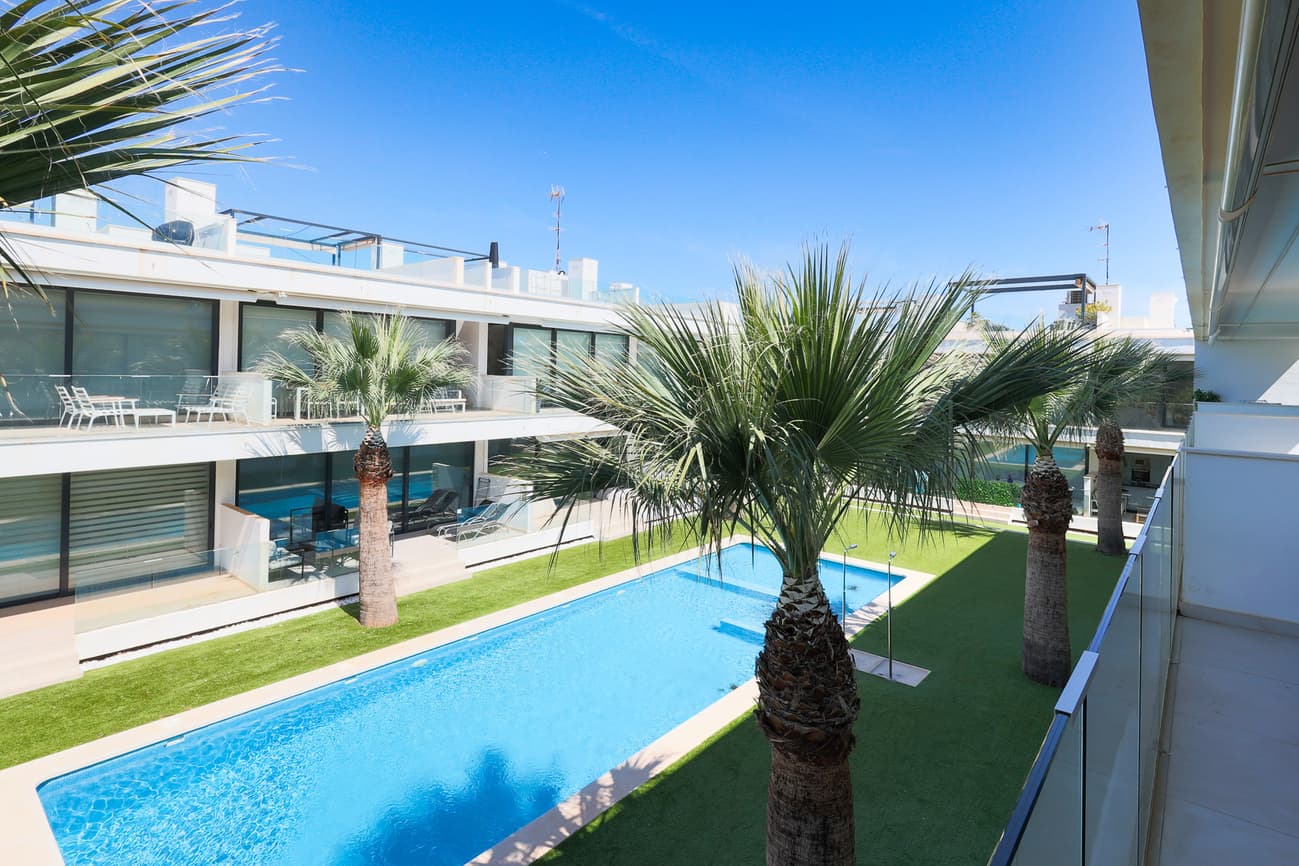 Discover this beautiful, move-in ready penthouse, ideally located a short distance from the beach. The property features 3 comfortable bedrooms and 2 modern bathrooms, a fully equipped open-plan kitchen, and a bright living space that provides direct access to a cozy terrace. Upstairs, you can enjoy a spacious 65m² solarium, perfect for relaxing in the sun, dining outdoors, or simply enjoying the view. Additionally, the complex offers a beautifully landscaped communal garden with a swimming pool, where you can experience a holiday feeling all year round. A perfect combination of comfort, space, and location, your new home awaits you! Ideal for those who love a warm, close-knit community. Most owners here are Belgian; they visit regularly, even for extended periods, and enjoy doing things together. This location is a paradise for walkers and cyclists and serves as the perfect base to discover the most beautiful spots in the Mar de Cristal area. Enjoy a relaxing day of diving or stroll through the lively Sunday market in picturesque Cabo de Palos, play a round of golf at the prestigious La Manga Club Resort, or head into nature for a beautiful walk in the protected Calblanque nature reserve. For a touch of culture, the historic port city of Cartagena is within easy reach, where history and Mediterranean charm come together. Move-in ready penthouse for sale. Beautiful penthouse with a spacious 65m² solarium near the beach. 3 bedrooms, 2 bathrooms, fully equipped open kitchen, parking, terrace, spacious solarium, and communal garden with swimming pool.