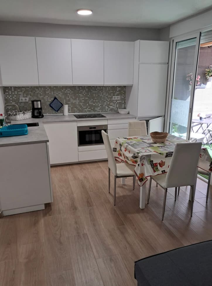 This attractive apartment in Villajoyosa offers a comfortable three-bedroom living space with a modern feel thanks to its renovation in 2021. The bright living room connects to a sunny terrace and a balcony, perfect for relaxing or enjoying the views of the urbanization. The open-plan kitchenette is equipped with modern appliances, including a dishwasher and washing machine, and connects seamlessly with the living space.<br /><br />The location is ideal for families: schools, supermarkets and restaurants are within walking distance. The beach and recreational areas are also within easy reach, which ensures a fine balance between relaxation and daily amenities. Thanks to its double glazing and air conditioning, you can enjoy comfort and tranquility all year round.<br /><br />The apartment is located in a quiet residential area with good access to shops, pharmacy and hospital. Second floor. No elevator.The proximity to golf courses and the airport also makes it attractive for those who like to travel or are sporty. A secure front door and modern finishes make this apartment an ideal choice for those looking for a ready-to-move-in property in a lively area. 