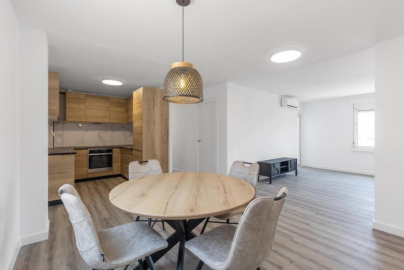 Fully renovated 105 m² apartment in the heart of Benijófar – Move in!Discover this beautiful, bright apartment, fully renovated and located in the bustling center of charming Benijófar. Everything you need – shops, restaurants, and all amenities – is within walking distance, ensuring you experience optimal comfort and convenience.Located on the third floor, this home offers a modern finish and is ready to move into immediately:Completely renewed electricity and plumbing Stylish bathroom with walk-in shower and new boiler Recently painted walls and completely renovated floors Modern kitchen, fully equipped with oven, dishwasher, ceramic hob, extractor hood, fridge and freezer New air conditioning in the living room and bedrooms Contemporary interior doors and lighting Sold fully furnished with brand new furniture: 3-seater sofa, coffee table, TV unit, dining table with 4 chairs, two double beds with new mattresses and protectors.This apartment offers the perfect combination of modern comfort, stylish finishes, and a prime location – ideal as a permanent residence or as a smart investment in one of the most sought-after areas of the Costa Blanca.