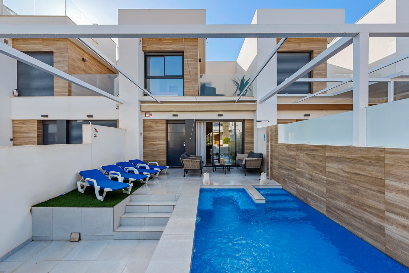 Impressive modern villa with private pool in Rojales – Luxury and Comfort 15 minutes from the beachFor sale: a beautiful, virtually new villa (2021) in quiet Rojales, ideal for those seeking luxury, comfort, and a prime location . Just 15 minutes from the beaches of Guardamar and Torrevieja, and with all amenities close by.Highlights of the property:Built area: 192 m² Plot: 137 m² 3 bedrooms (expandable to 5) 2 bathrooms (1 en suite) Private swimming pool and sunny garden Spacious, finished basement with multi-purpose room Fully furnished and move in Modern, fully equipped kitchen Orientation: NorthLayout:Ground floor: Spacious living room with modern open kitchen and direct access to the garden and swimming pool. Bedroom with en-suite bathroom. First floor: Two bedrooms, one with an en-suite bathroom, plus a terrace to enjoy the Mediterranean climate. Basement: Versatile space with living room/bedroom and possibility for two additional bedrooms .This villa is perfect as a permanent residence, holiday home, or rental investment . Enjoy peace, privacy, and a prime location , close to golf courses, shops, and restaurants.Don't miss this unique opportunity! Contact us for more information or to schedule a viewing.