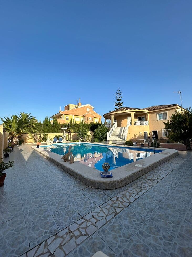 Spectacular villa with private bathroom in Aguas Nuevas, Torrevieja – Luxury and Comfort on the Costa BlancaFor sale: a beautiful villa in one of the most exclusive neighborhoods of Torrevieja, Aguas Nuevas , on a spacious plot of 840 m² with 280 m² built area distributed over two floors.Key features:Main floor: bright living room with dining area and direct access to the garden, fully equipped kitchen, master bedroom with walk-in closet and en-suite bathroomGround floor: self-contained apartment with kitchen, bathroom, and two bedrooms, ideal for guests or as a private space.Locked garageMediterranean garden with private pool and cozy seating areasLocated in a quiet and safe area , but close to shops, restaurants, bars, medical facilities, and schools .Perfect as a permanent residence or holiday home , this villa offers privacy, comfort, and luxury , and is located a short distance from the beaches and the lively center of Torrevieja.