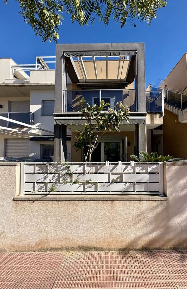 Discover this beautiful ground-floor apartment located in one of Guardamar's most complete and sought-after residences: Los Estaños Beach . A home that combines modern design, high-quality materials, and luxurious communal amenities. Perfect for year-round living or as an ideal holiday home.The home: move-in ready 3 bedrooms (master bedroom en suite with access to a private patio) 2 bathrooms with underfloor heating Spacious and bright living room with open kitchen Large terrace of 28 m² , ideal for breakfast in the sun or cozy barbecue evenings. Ducted air conditioning Fully furnished and equipped Includes parking space and storage Luxury common areasEnjoy exclusive facilities that take your living comfort to a higher level:Shared swimming pool Heated saltwater pool Spa with sauna and steam bath Fully equipped fitness room Changing rooms PlaygroundA real resort, right at home!Perfect locationOnly 1.5 km from the beautiful sandy beaches of Guardamar , close to restaurants, shops, supermarkets, and beautiful walking routes. A quiet, safe, and excellently located area.A modern and inviting apartment with that little extra everyone is looking for.