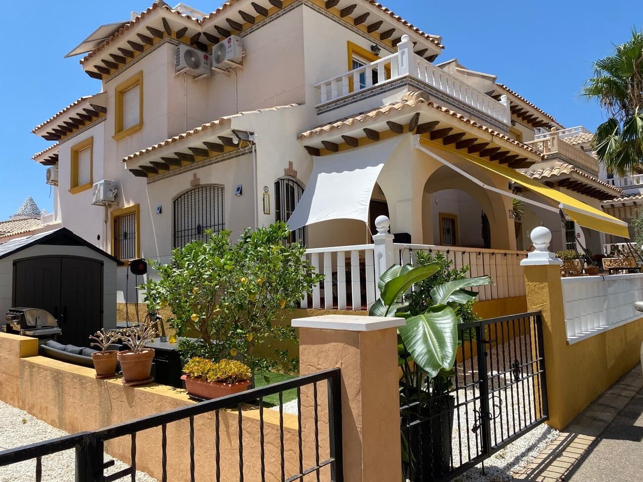 This charming two-bedroom house in Lomas de Caboroig is located in a quiet urbanization. On the ground floor, you will find a beautiful garden terrace with a storage roomequipped with new shutters, a spacious living-dining room, a fully equipped kitchen and a bathroom.On the first floor, you will find the master bedroom with a private terrace and fitted wardrobes, a second bedroom and a recently renovated bathroom.On the top floor, there is a solarium.The house is fully equipped with new air conditioning, new kitchen appliances and new furniture, as well solar panels.The urbanization has a communal swimming pool and ample parking.