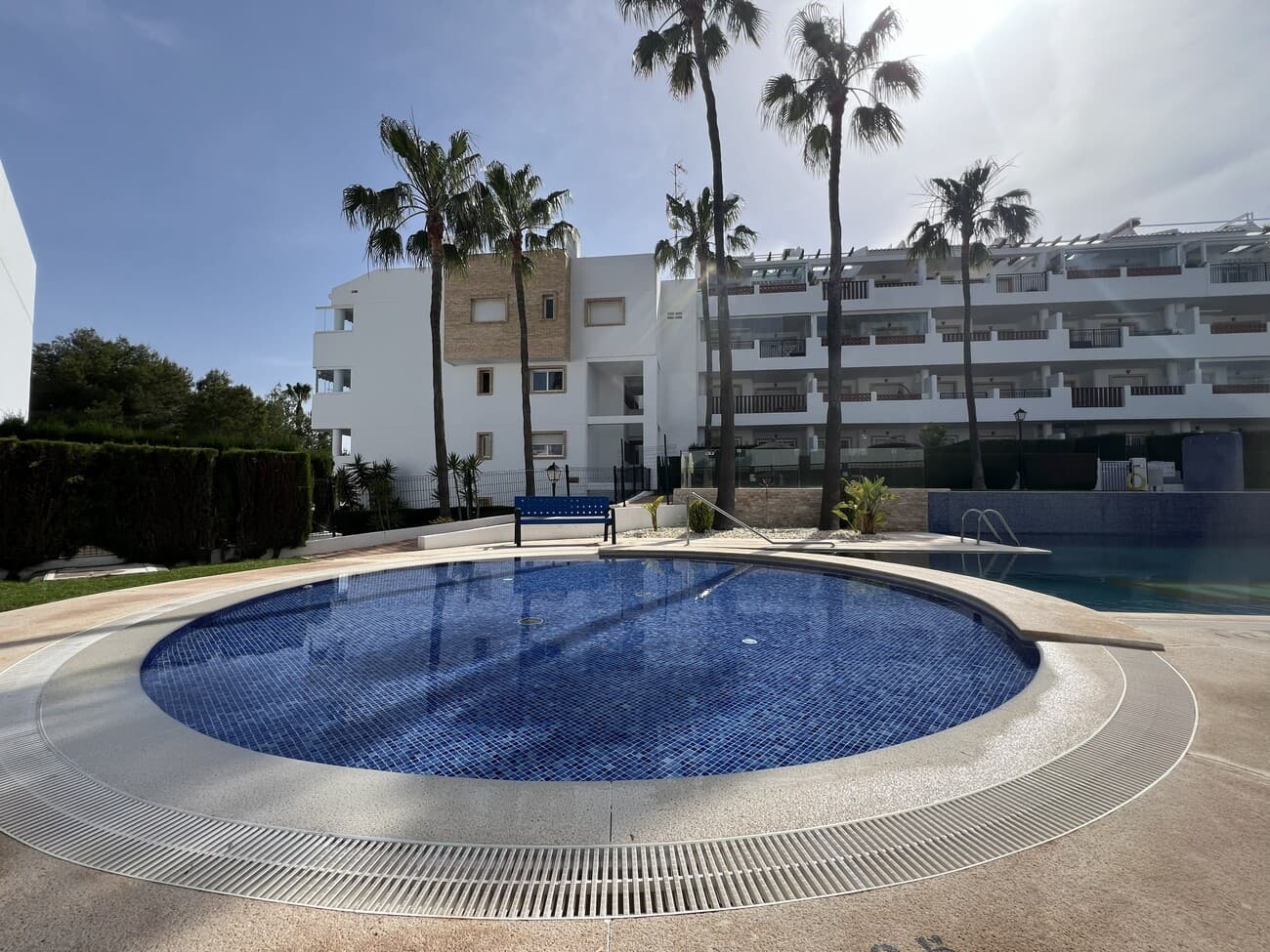 We offer this well-maintained apartment in a gated complex with a swimming pool, in a quiet neighborhood, close to all amenities and golf courses. This ground-floor apartment consists of three bedrooms, two bathrooms, and a living room with an open-plan kitchen. The living room opens onto a sunny terrace with a garden. A utility room is also located off the kitchen. The property is sold furnished, with appliances and ducted air conditioning. A surface parking space is included in the complex. The complex offers a large swimming pool, a jacuzzi, and green areas. It also has a children's playground and mini golf. The location is close to the La Fuente and Villamartin Plaza shopping centers, several supermarkets, bars and restaurants, and the region's most popular golf courses.