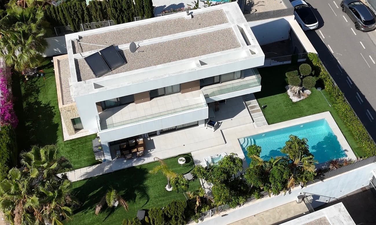 MODERN SEA VIEW VILLA IN FINESTRATLocated in one of the most sought-after areas of Finestrat, this elegant villa combines contemporary architecture, comfort and beautiful views of the Mediterranean Sea.Distributed over three levels, the property features a spacious open-plan living area with a modern kitchen and large floor-to-ceiling windows that flood the interiors with natural light. Striking glass staircases add a sophisticated architectural touch and enhance the villa's contemporary design.The villa offers four bedrooms, including one on the main floor and three spacious bedrooms on the upper level. The upstairs bedrooms enjoy sea views and direct access to a generous terrace.Outside, you will find a private swimming pool, jacuzzi, spacious terraces and a beautifully landscaped garden with palm trees and Mediterranean greenery, creating the perfect setting to enjoy the Costa Blanca lifestyle all year round. An additional highlight of the property is the nearly 100 m² of extra space located on the garage level. This versatile area can be transformed into a private gym, wellness area, home cinema, hobby room or an elegant entertainment space, tailored to the lifestyle and preferences of the future owner.La Marina Shopping Centre and Villaitana Golf are just 5 minutes away, while the beaches of Benidorm and Cala Finestrat can be reached in approximately 10 minutes by car. Alicante International Airport is located around 35 minutes from the property.An excellent opportunity for those seeking a modern sea view villa in one of the most desirable locations on the Costa Blanca. 