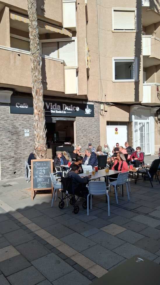 Buy assignment of a lease, of this newly renovated Cafe located in busy tourist area. Very low Houserent (610 Euro pr month) Cafe have restaurant license, Outdoor Service fee, is paid for hole 2026, and got permit for kitchen. so possible to make it into restaurant also. <br />This is optional for Bargain for fast sale, due to owners private issues. The Cafe have 100m2 Storrage in basement, and parking garage under Cafe included.Traspaso de Cafetería Reformada en Zona Turística Prime<br />Oportunidad de hacerse cargo de una cafetería completamente reformada, ubicada en una zona turística muy transitada con alto flujo de clientes.<br />Alquiler muy bajo: 610 € al mes<br />Licencia de cafetería con permiso para restaurante<br />Terraza exterior: tasa pagada para todo el año 2026<br />Permiso de cocina: posibilidad de convertirla en restaurante<br />Amplio almacén: 100 m² en el sótano<br />Parking: plaza de garaje incluida bajo el local<br />Excelente oportunidad para adquirir un negocio listo para operar, con gran potencial de crecimiento y expansión.<br />Precio negociable para una venta rápida debido a circunstancias personales del propietario.
