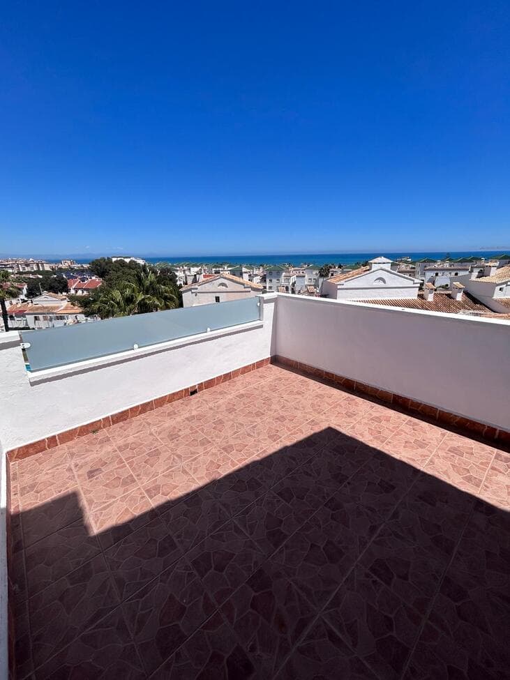 We present Exclusive at the Costa Blanca Alicante a  duplex house in Torrevieja close to a supermarket and walking distance to bars, restaurants and the beach! Its has 3 bedrooms, a full bathroom, a guest toilet, 3 terraces and a solarium with seaview!Renovated in 2026! 5min with the car to the center of Torrevieja!