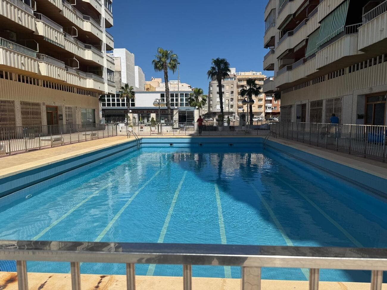 We present at the Costa Blanca Alicante a Beautiful spacious Apartment close to the beach in Playa Acequion Torrevieja! This flat has 3 bedrooms, a large livingroom, an equiped kitchen and 2 bathrooms! There is a big communal swimmingpool! Walking distance to bars, restaurants and supermarket!