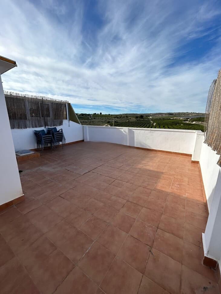 We present at the Costa Blanca Alicante an apartment in the beautiful region of Torremendo with 3 bedrooms, 2 bathrooms, equiped kitchen, solarium and a garage! Only 15 min with the car to the comercial center La Zenia!