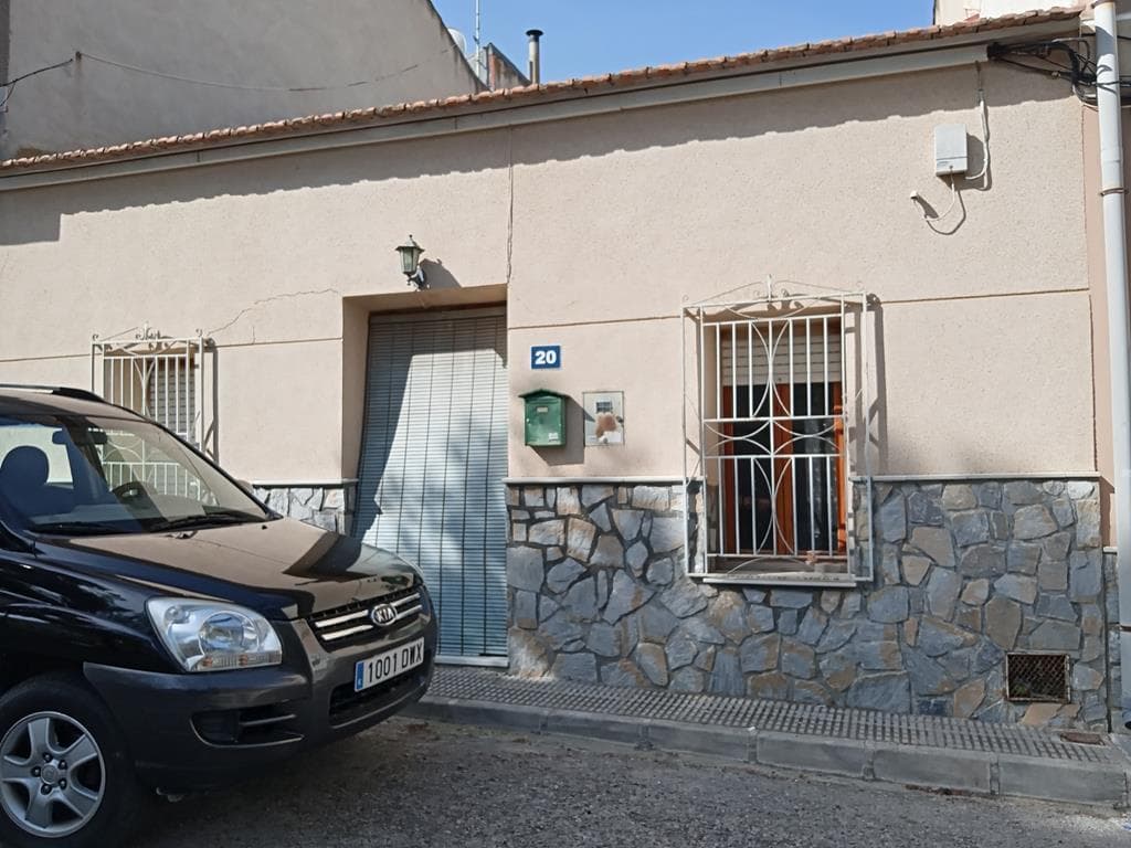 La primera propiedad tiene una superficie construida de 43 m² y se distribuye en dos plantas. Actualmente se utiliza como almacén. Fue construido en 1930.La segunda propiedad es una casa que requiere una reforma integral. Tiene una superficie construida de 110 m² y fue construida en 1940. Consta de tres dormitorios dobles, un amplio salón-comedor, una cocina independiente, un baño y un lavadero.La casa está ubicada en el centro del pueblo, cerca de todos los servicios ya pocos minutos de la ciudad de Orihuela.No existe ninguna asociación de propietarios.