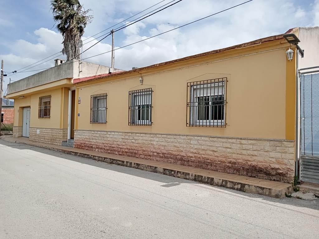 Esta casa de una sola planta se encuentra en una parcela de 226,90 m² y cuenta con entrada independiente. Completamente reformada, estará lista para entrar a vivir con solo una mano de pintura.Con 145,87 m² de superficie habitable, cuenta con un salón, una amplia cocina totalmente equipada con mesa de comedor, un salón con barbacoa de acero inoxidable y campana extractora industrial, otra sala de estar, un baño completo con bañera y ventana, y tres dormitorios, uno de ellos con acceso a un patio. Además, incluye armarios empotrados, un trastero y aire acondicionado en el salón. Carpintería exterior de aluminio en toda la vivienda.El precio incluye un amplio garaje cerrado con puerta automática. <br />Orientación oeste. <br />Totalmente reformado en 2006. Impuesto sobre bienes inmuebles (IBI): 64,63 €. Sin gastos de comunidad.
