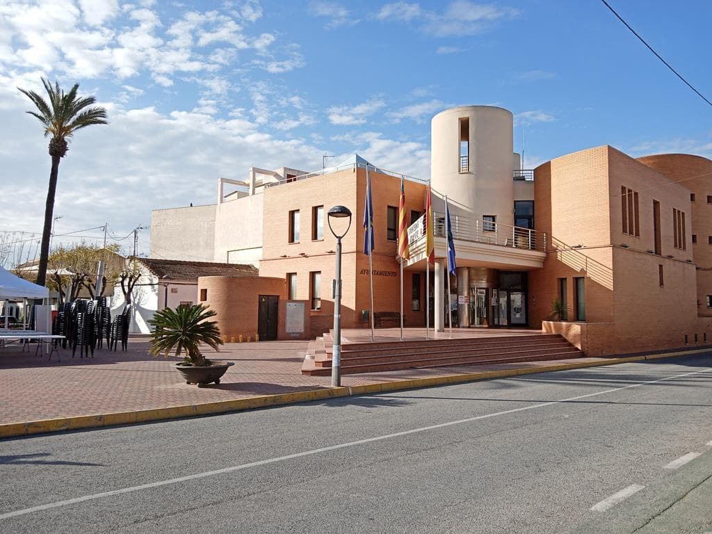 Con 163 m² de superficie habitable, esta propiedad cuenta con 4 dormitorios, 1 baño completo y 1 aseo con ducha, una cocina independiente equipada, 2 salones (uno con chimenea) y se entrega amueblada y parcialmente equipada. Incluye además un garaje cerrado y un solárium privado con trastero. Esta propiedad en esquina requiere una reforma parcial y se encuentra a pocos pasos del centro del pueblo y otros 5 minutos de la campiña circundante. La zona es muy tranquila y está cerca de todos los servicios.Se trata de una excelente oportunidad de inversión debido a su ubicación en una de las pocas zonas donde se permite la construcción de nuevas viviendas. <br />Los Montesinos es un pueblo de 5.000 habitantes, situado a tan solo 9 km del centro de Torrevieja y sus playas.Año de construcción: 1984. <br />Impuesto sobre bienes inmuebles (IBI): 280 € anuales (aprox.). <br />No hay asociación de propietarios.