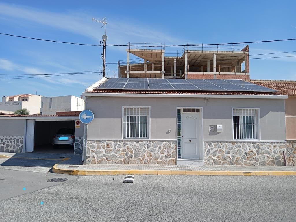 Propiedad en esquina con 330 m² de superficie construida, 152 m² de espacio útil, 4 dormitorios (dos con baño en suite y uno de ellos independiente), 3 baños en total, cocina-comedor totalmente equipada, salón con chimenea de leña, aire acondicionado, agua caliente sanitaria solar, sistema de recirculación de agua caliente, mobiliario y equipamiento completamente nuevos, armarios empotrados, piscina de 5x7 metros, terraza y patio de 130 m², dos plazas de aparcamiento, trastero, sistema fotovoltaico autoconsumible de 6 kW. Orientación sur.A 5 minutos a pie del centro del pueblo y a otros 5 minutos de los alrededores, en una zona muy tranquila. Se trata de una excelente inversión, ya que se encuentra en una de las pocas zonas donde se permiten edificios de tres plantas. En el 80% del área urbana del pueblo, solo se permiten edificios de una o dos plantas, pero aquí se permiten tres. Los Montesinos es un pueblo de 5.000 habitantes, a tan solo 9 km del centro de Torrevieja. Dada la escasez de suelo en la ciudad productora de sal, Los Montesinos es su zona de crecimiento natural. <br />Certificado energético: A. <br />Consumo de emisiones: A. <br />Impuesto sobre bienes inmuebles (IBI): 251,31 € al año.