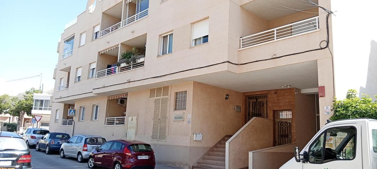 Ideal como residencia permanente o como inversión segura con alta rentabilidad.Este apartamento de nueva construcción tiene una superficie construida de 75 m².Cuenta con dos amplios dormitorios con armarios empotrados, un baño completo con bañera y ventana, un luminoso salón-comedor con acceso a un pequeño balcón y una amplia cocina independiente. <br />El salón y la cocina podrían unirse eliminando una pared; Ambos espacios son muy amplios. El apartamento se vende amueblado. Los electrodomésticos son nuevos o casi nuevos.Orientación noreste. <br />Piscina comunitaria y solárium. <br />Edificio con ascensor. <br />Año de construcción: 2006. <br />Excelente acceso a la autopista ya pocos minutos de Torrevieja, Guardamar y sus playas. Un pueblo tranquilo con todos los servicios a mano.Los Montesinos, un pueblo tranquilo con todos los servicios cerca: supermercados, colegios, restaurantes y centro de salud. Impuesto sobre Bienes Inmuebles (IBI) Total: 179,02 € al año. <br />Gastos de comunidad: 121,46 € trimestrales. 