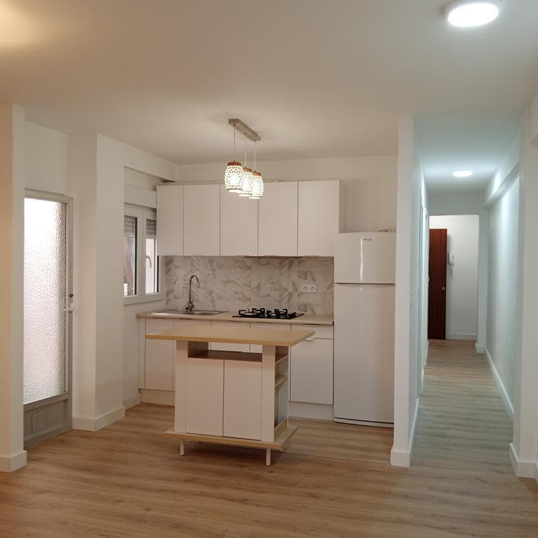 Situado en la zona de El Molino de Torrevieja, este apartamento de 87 m² cuenta con 3 dormitorios, 1 baño con ducha y ventana, una cocina-salón de planta abierta con acceso a un patio y un amplio salón-comedor. <br />A unos 700 metros de la playa, goza de una ubicación céntrica muy conveniente, cerca de supermercados y colegios. <br />A 5 minutos a pie de la Plaza de la Constitución y del Ayuntamiento. A 10 minutos a pie del puerto de Torrevieja. Orientación noroeste. Construido en 1978. Impuesto sobre bienes inmuebles (IBI): 170 €. Gastos de comunidad mensuales: 33 €.