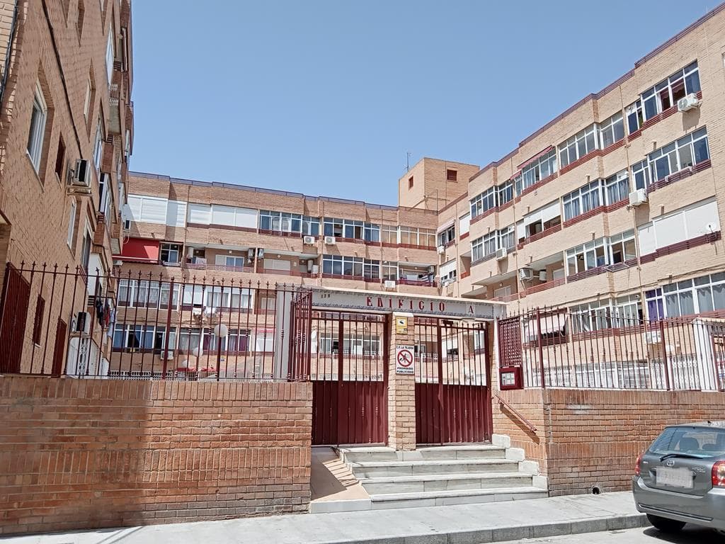 Ubicado en el centro de la ciudad, este apartamento de 41 m² (4363 pies cuadrados) cuenta con sala de estar/comedor con sofá cama, aire acondicionado frío/calor, baño con ducha y cocina americana de estilo francés. El edificio está en excelente estado y dispone de dos ascensores. Orientación este. <br />Edificio con tres soláriums comunitarios. <br />Amueblado y equipado según inventario.Dos piscinas comunitariasAño de construcción: 1993. <br />A pocos pasos de supermercados, centros comerciales, hospitales y, por supuesto, la playa. La ubicación de este apartamento es simplemente inmejorable.CUOTA DE LIMPIEZA: 440 €/AÑO <br />IMPUESTO SOBRE LA PROPIEDAD (IBI): 153,01 €/AÑO