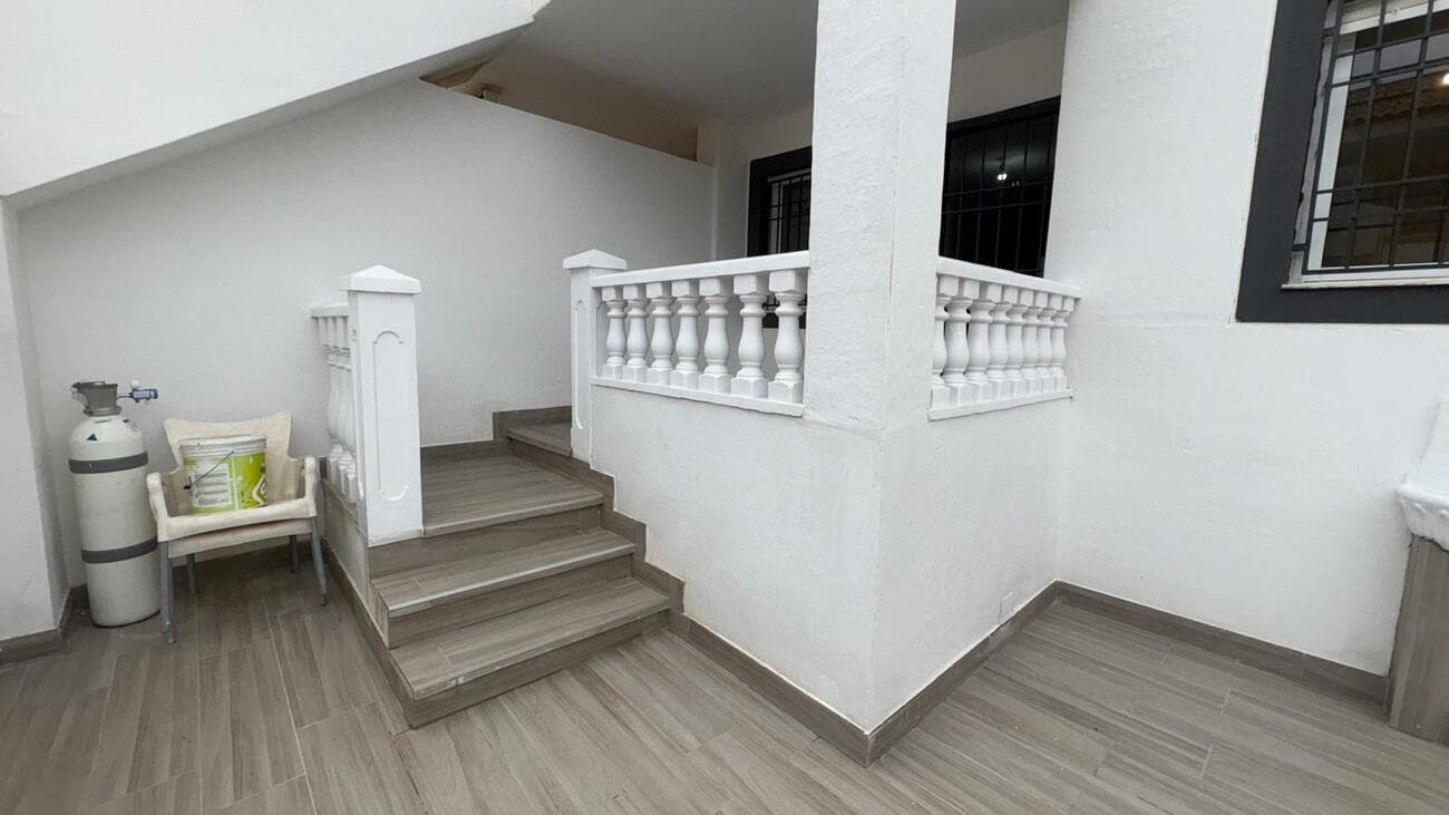 Casa adosada con vecinos en la planta superior, amueblada, ideal para disfrutar de la vida costera.Esta propiedad cuenta con 2 dormitorios luminosos, 1 baño completo con ducha, un luminoso salón-comedor, una cocina abierta de estilo francés, una galería acristalada con techo de PVC y una gran terraza con jardín privado.<br />Estacionamiento con orientación sureste en la propiedad.Piscina comunitaria para refrescarse en los días soleados, pista de tenis y pista de fútbol sala para los amantes del deporte.Un bronceado a solo 10 minutos a pie de la playa, ideal para pasear y disfrutar del mar. ¡No pierdas la oportunidad de vivir en un lugar que lo tiene todo! <br />Impuesto sobre bienes inmuebles (IBI): 145 € al año. <br />Gastos de comunidad: 280 € al año.