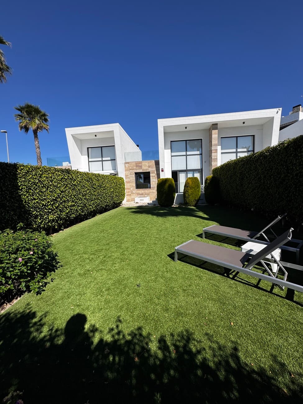 This 95 m² property features 3 bedrooms, 2 full bathrooms, and two magnificent terraces.<br />Ground floor: spacious living-dining room with kitchen, 2 bedrooms, 1 full bathroom, and a terrace with access to the garden.<br />Upper floor: master bedroom, 1 full bathroom, and a fantastic terrace with views of the Mediterranean Sea.FURNITURE AND APPLIANCES ARE NOT INCLUDED IN THIS SALE PRICE<br />Garage and storage room<br />Private garden and extensive communal areas, communal swimming pool.<br />Air conditioning, built-in wardrobes.South-facing<br />Built in 2015<br />Community fees (house and garage): €1,050 per year<br />Property tax (IBI) for house: €318 per year<br />Property tax (IBI) for garage and storage room: €39 per yearDiscover this fantastic contemporary Mediterranean-style townhouse, located in an exclusive residential complex characterized by its extensive green areas, meticulously designed modern architecture, and elegant facades.The property is sold with an underground parking space and a practical storage room, both included in the price. The house is in impeccable condition, having only been used as a holiday home. Its design is notable for the abundant natural light it receives throughout the day thanks to its large windows.The living room boasts an impressive ceiling over 6 meters high, creating a pleasant feeling of spaciousness and exclusivity. From this room, you have direct access to the private south-facing garden, a welcoming and tranquil space surrounded by vegetation and artificial turf, ideal for enjoying the area's excellent climate year-round.Prime Location: This property enjoys a strategic location that combines privacy, tranquility, and convenience. Its location away from busy roads provides a quiet and relaxing environment. At the same time, all necessary amenities are just minutes away: supermarkets, pharmacies, shopping centers, restaurants, gas stations, golf courses, and much more, most only 1 to 3 minutes away by car.Thanks to its excellent location, modern design, size, and condition, this property represents one of the most attractive investment opportunities currently available in Orihuela Costa, ideal as a primary residence or a second home.