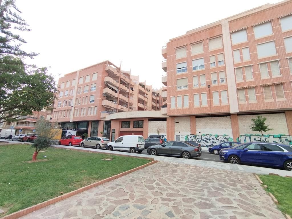 This 120 m² property is in excellent condition and ready to move into. It comprises 3 double bedrooms, 2 full bathrooms, a spacious and bright living room opening onto a terrace overlooking the communal pool, and a spacious and comfortable separate kitchen with a window opening onto the living room and access to a patio with a covered walkway.It includes a locked garage with space for 2 cars. It also features air conditioning (cooling and heating). It is situated just 400 metres from the seafront promenade and the beautiful Playa del Cura beach. The flat is sold furnished and equipped as per the inventory. It faces east. Built in 1990. Service charges: €550 per year (flat and garage). Property tax (IBI): €309 per year (flat and garage).