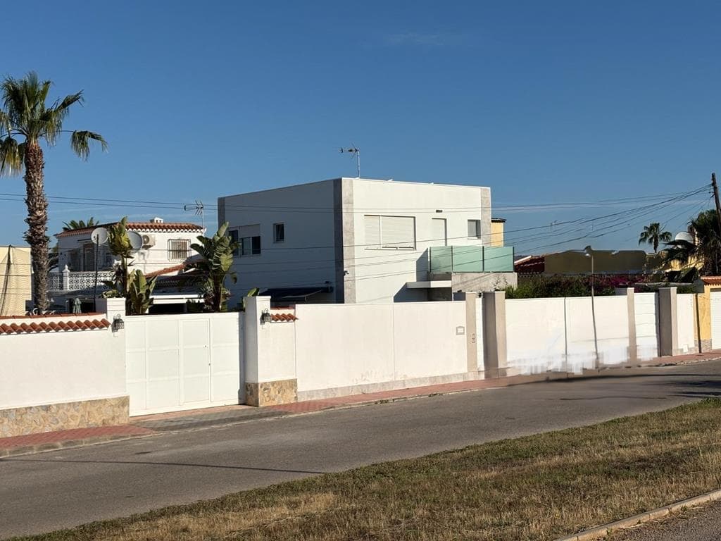 Características básicas: <br />Villa adosada distribuida en dos plantas.130 m², 2 dormitorios, 2 baños, Terraza/Balcón, <br />Parcela de 400 m², <br />Armarios empotrados, <br />Orientación sur, Piscina privada, Jardín privado, <br />Año de construcción: 1993, <br />Impuesto sobre bienes inmuebles (IBI): 139,57 €, <br />Sin comunidad de propietarios.Esta villa moderna, completamente renovada, combina diseño contemporáneo, comodidad y amplitud en cada habitación. Equipada con ventanas de PVC de alta calidad, ofrece un excelente aislamiento y abundante luz natural.Al entrar, le da la bienvenida un elegante vestíbulo con un amplio aseo de cortesía. <br />La planta baja diáfana, perfectamente integrada con el salón de estilo francés y la isla de cocina, crea una sensación de amplitud y luminosidad excepcionales. Además, cuenta con un práctico trastero y un aseo de cortesía.En la primera planta hay dos dormitorios muy espaciosos. El dormitorio principal cuenta con vestidor privado, mientras que el segundo tiene acceso directo a una agradable terraza. El amplio baño, de diseño moderno, está equipado con una cómoda ducha a ras de suelo.El exterior es uno de los mayores atractivos de esta propiedad. Su singular jardín, cuidadosamente diseñado, ofrece un entorno ideal para disfrutar del clima durante todo el año. Destacan la espectacular piscina de 10 x 3 metros y una cocina exterior totalmente equipada, perfecta para reuniones y momentos inolvidables con familiares y amigos.La villa se vende parcialmente amueblada (ver inventario), lista para entrar a vivir y disfrutar de una casa exclusiva donde el diseño, la comodidad y la funcionalidad se combinan a la perfección.