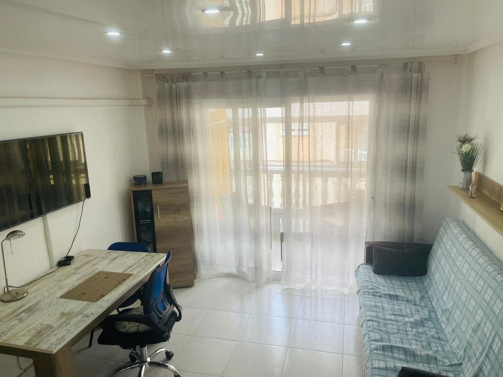 This bright, 55 m² apartment features a spacious living-dining room and a glazed balcony overlooking the street. It includes air conditioning in the living room, a fully equipped open-plan French-style kitchen, and a full bathroom with a bathtub. Located on the first floor of a building without an elevator, the building's entrance has been recently renovated. Situated in the town center, it's close to the La Loma health center and just a short walk from the seafront promenade, Playa del Cura, and Playa de Los Locos.SOLD WITH FURNITURE AND APPLIANCES AS PER INVENTORYYear of construction: 1987<br />Property tax (IBI): €150 per year<br />Community fees: €360 per year