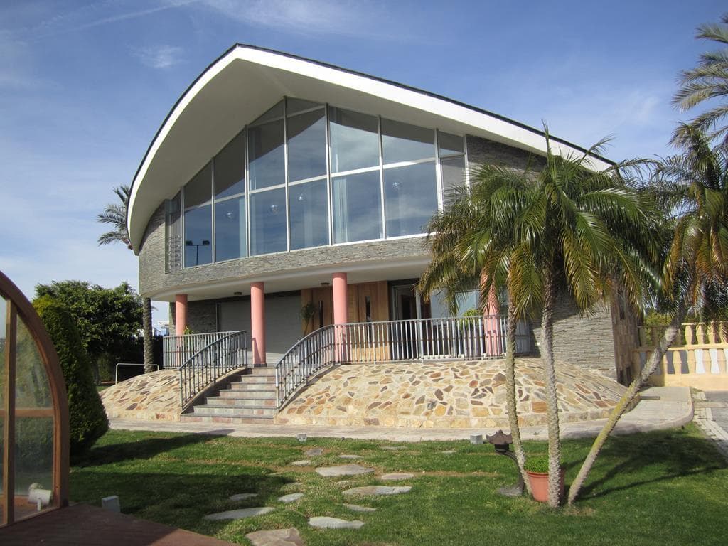 Esta hermosa villa moderna de estilo mediterráneo se asienta sobre una parcela de 10.000 m², de los cuales 5.000 m² están plantados con árboles frutales. Un camino pavimentado conduce a la casa de dos plantas con semisótano. La villa cuenta con más de 750 m² de espacio habitable. En la planta principal, encontrará un vestíbulo, una espaciosa sala de estar con múltiples áreas de descanso, abundante luz natural y preciosas vistas al jardín de 5.000 m². Dispone de 5 dormitorios dobles, 3 baños completos, una amplia cocina de diseño totalmente equipada con acabados de alta gama, un bar con barra de desayuno, un gran trastero y un garaje con capacidad para cinco vehículos.Entre sus características destacan la calefacción por suelo radiante en toda la vivienda, aire acondicionado, suelos de madera noble y mobiliario de diseño de alta calidad. En el exterior, cuenta con un jardín con césped y porche, una piscina climatizada con techo retráctil y una zona de barbacoa de 40 m² totalmente cerrada con todos los detalles: mármol, grifería de diseño y suelo de baldosas cerámicas. También dispone de una pista de tenis de césped artificial, zonas verdes con una gran variedad de plantas y árboles, sistema de riego automático, césped natural, palmeras y una preciosa fuente integrada con base de piedra. La propiedad cuenta con una doble puerta de seguridad automática y un acceso privado pavimentado.Los 5.000 m² de cítricos producen 25.000 kg anuales. Construida en 2008, la propiedad se ubica en una zona rural con parques, escuela, farmacia, restaurantes, supermercado, comisaría, mercado, viveros, centro de salud y más. Está bien comunicada con ciudades como Guardamar del Segura, Torrevieja y Orihuela Costa, y se encuentra cerca de extensas playas, centros comerciales, campos de golf, puertos y diversas zonas deportivas de lujo. Esta casa y sus alrededores ejemplifican a la perfección lo que entendemos por calidad de vida.Impuesto sobre Bienes Inmuebles (IBI) - Anual: 1.200 € <br />Sin cuotas de comunidad de propietarios