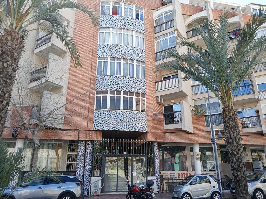 In a unique building, very close to the bus station and just a few minutes' walk from the sea. It has a total built area of ​​41 m² distributed as follows: an equipped kitchen integrated into the living-dining room, a full bathroom, and direct access to an outdoor terrace of approximately 13 m². Built-in wardrobe. The property has been recently renovated, guaranteeing its excellent overall condition.<br />Building with elevator<br />Year built: 1995<br />Communal swimming pool<br />Energy certificate<br />Consumption: 138 kWh/m² year<br />Emissions: 25 kg CO2/m² year<br />Community fees: €250 per year<br />Property tax (IBI): €80 per year