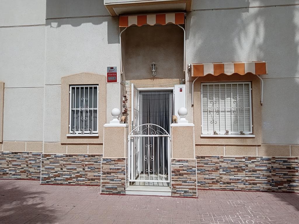 Se vende un estudio con 46 m² de superficie construida y 42 m² de espacio útil. Se encuentra en excelentes condiciones y listo para entrar a vivir. Ubicado en un tranquilo complejo residencial con piscina y jardín comunitarios, el apartamento ha sido completamente reformado, incluyendo las instalaciones de fontanería y electricidad. Cuenta con un dormitorio en el salón, cocina independiente, baño completo y armario empotrado. Orientación oeste. Calefacción eléctrica individual. El apartamento es una vivienda interior y está adaptado para personas con movilidad reducida. Gastos de comunidad: 33 € al mes. <br />Impuesto sobre bienes inmuebles (IBI): 100 € al año (aproximadamente). <br />Certificado de Eficiencia Energética: D