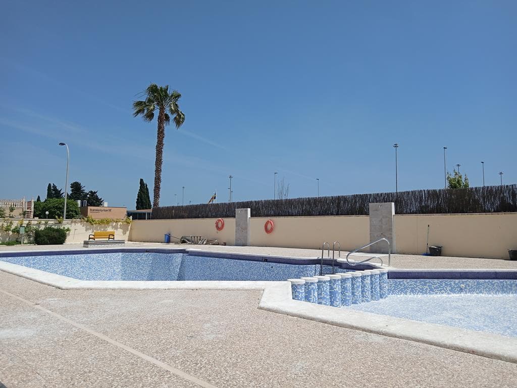 La propiedad se vende REFORMADA. <br />Este apartamento dúplex adosado tiene dos plantas y una superficie total de 90 m² incluyendo un solárium privado.La planta principal consta de 2 dormitorios, una cocina-salón de planta abierta, un salón-comedor con acceso a un balcón con vistas al complejo y un baño completo.La primera planta cuenta con un tercer dormitorio y un solárium privado con barbacoa.Piscina comunitaria <br />orientada al sur.