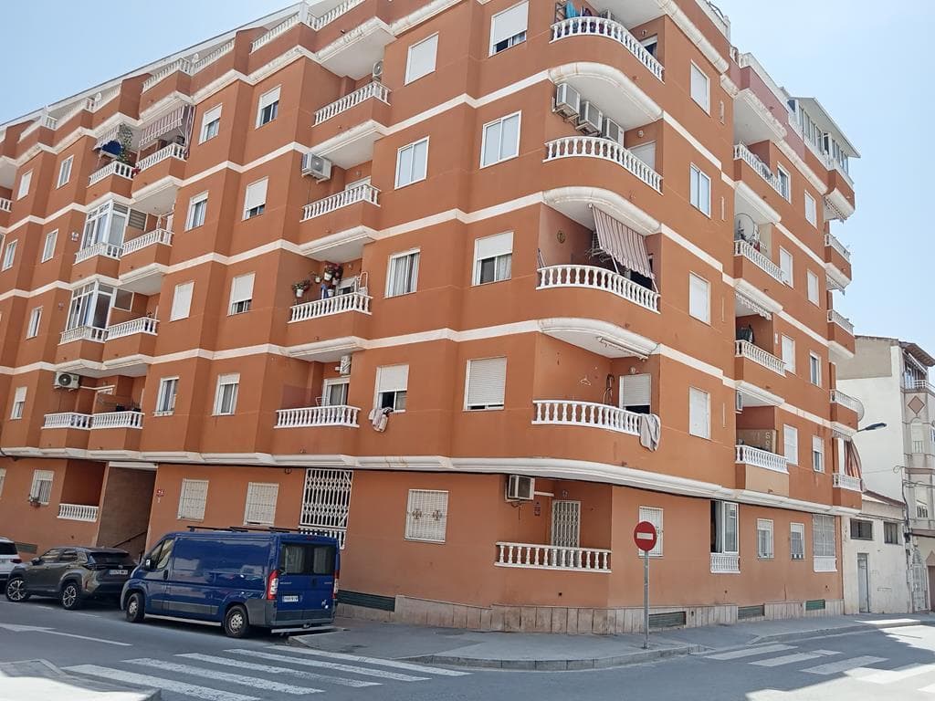 Este apartamento de 60 m² se encuentra en la primera planta (segunda planta en algunos países), lo que le proporciona abundante luz natural y privacidad. La vivienda tiene vistas a un agradable patio ajardinado.El luminoso apartamento cuenta con dos amplios dormitorios con armarios empotrados, una cocina funcional de planta abierta con acceso a un lavadero, un baño completo con ventana, dos unidades de aire acondicionado y una sala de estar con acceso a un balcón con vistas al patio.Se vende completamente amueblado, listo para entrar a vivir o para empezar a generar ingresos desde el primer día. Ideal como vivienda principal, segunda residencia o propiedad de inversión en una zona de alta demanda.Edificio con dos ascensores. <br />Año de construcción: 2000. <br />Impuesto sobre bienes inmuebles (IBI): 200 € anuales. <br />Gastos de comunidad: 500 € anuales.