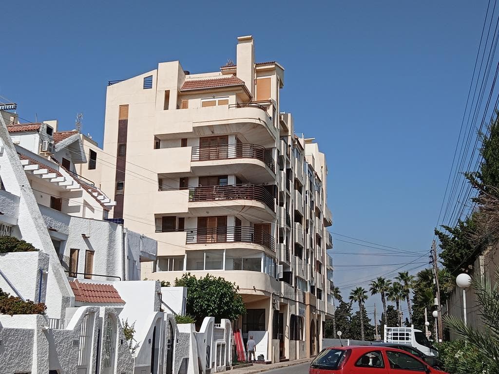 APARTAMENTO DE FONDO DE INVERSIÓN, CONSULTE LAS OPCIONES DE PAGO <br />Apartamento en esquina, originalmente una unidad de 3 habitaciones convertida en 2 habitaciones, con una cocina independiente totalmente equipada, un amplio y luminoso salón-comedor con acceso a una terraza de 18 m² con barbacoa, ventanas de PVC de doble acristalamiento, suelo laminado, armarios empotrados, calefacción eléctrica individual, aire acondicionado y orientación norte, sur y oeste.Cuenta con 85 m² de superficie construida y se ubica en una zona residencial, muy cerca de las playas de La Veleta y Mar Azul. Acceso y apartamento adaptados para personas con movilidad reducida (PMR) con ascensor accesible.Edificio construido en 1989. <br />Con ascensor y entrada accesible para personas con movilidad reducida. <br />Piscina y jardín comunitarios. <br />¡SE VENDE TAL COMO SE VE EN LAS FOTOS, SIN PERTENENCIAS PERSONALES!Impuesto sobre Bienes Inmuebles (IBI) - Cuota anual: 400 € <br />Cuota de la asociación de vecinos: 380 € al año
