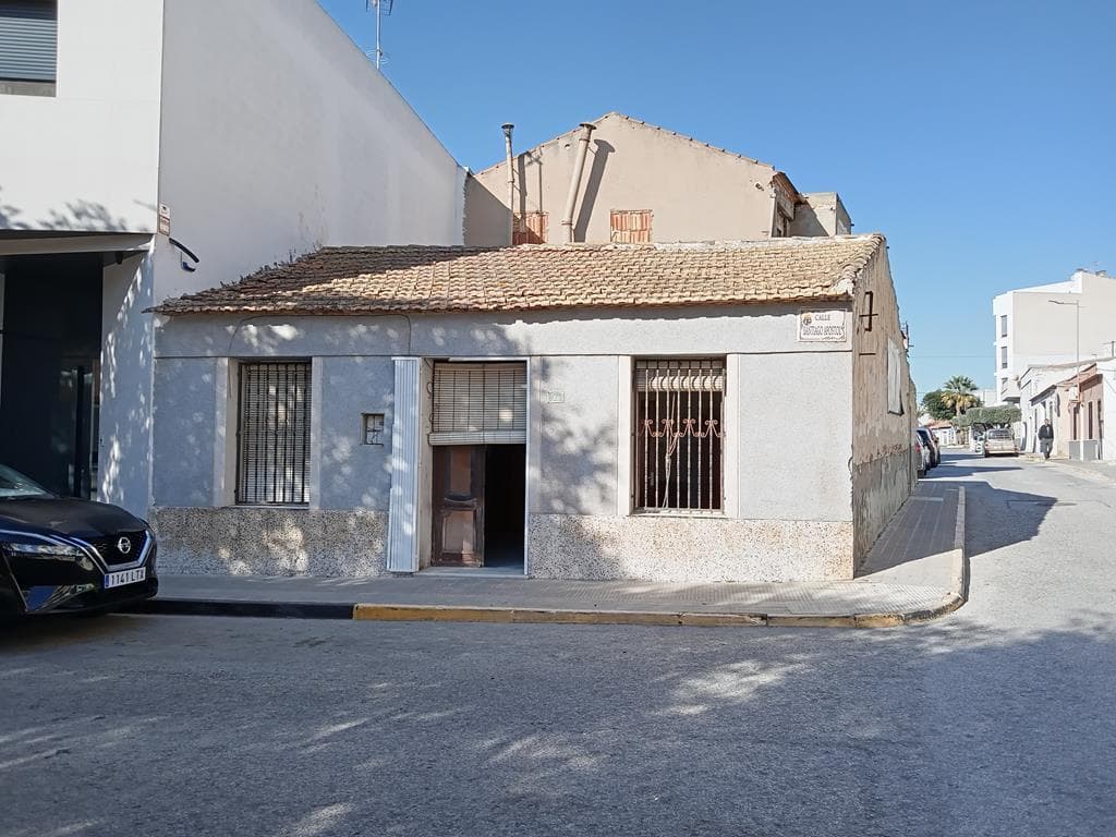 Two adjacent properties for sale, urban land with water and electricity.<br />An excellent investment opportunity for builders, the location is central to the town of Los Montesinos. They are ready for demolition and new construction. The possibility is a ground floor (or commercial space) plus three additional floors. They are corner properties, with a total cadastral area of ​​90 m² + 172 m², but they are MUCH larger!<br />The two adjacent properties face three streets. Property Tax (IBI) 1st house: €205.93, Year Built: 1963<br />Property Tax (IBI) 2nd house: €256.73, Year Built: 2004<br />No Homeowners Association