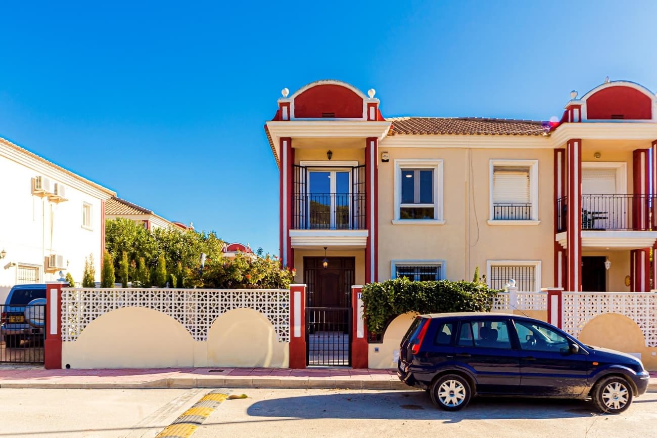 A 110 m² duplex home located in the quiet and green residential complex of Monte Mar, set within a beautiful pine park in Dehesa de Campoamor.The property is just 700 meters from the sea and the sandy shores of Playa de la Glea, accessible via a flat road with no hills. Most of the walk to the beach is shaded by tall pine trees, creating a pleasant and refreshing vibe.The home benefits from excellent air quality, allowing comfortable sleeping even on summer nights without the need for air conditioning.The property has been renovated and upgraded, including:New windows throughoutPrivate swimming pool (8m x 3m x 1.8m)Fully updated appliances (refrigerator, dishwasher, boiler, TV, air conditioning units)🏡 Layout:4 bedroomsLiving roomFully equipped kitchen2 bathroomsTerrace and balconyThere are multiple outdoor relaxation areas: by the pool, on the terrace, and at the entrance of the house. The property also offers lovely views of the surrounding park.