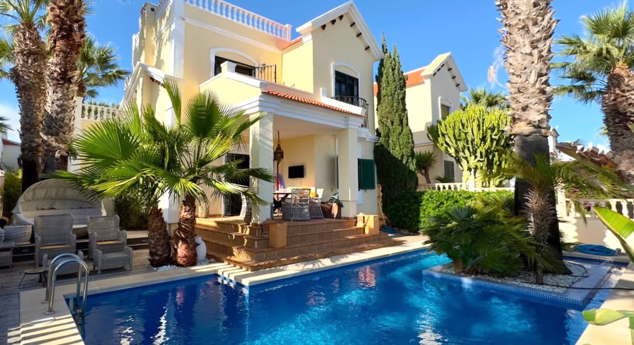 ☀️ Villa con piscina privada en Los Dolses – Sol todo el día y a menos de 5 km del marDescubre esta espectacular villa ubicada en la exclusiva zona de Los Dolses, a pocos minutos del reconocido centro comercial La Zenia Boulevard y rodeada de bares, restaurantes y todos los servicios.Con más de 120 m² construidos, esta propiedad ofrece espacio, privacidad y una ubicación inmejorable en una de las zonas más demandadas de la Costa Blanca.✨ Características principales:Más de 120 m² de viviendaParcela ampliaPiscina privada de gran tamañoSol durante todo el díaBarrio residencial tranquiloA menos de 5 km del marLa vivienda combina amplitud interior con excelentes zonas exteriores, perfectas para disfrutar del clima mediterráneo todo el año. Su orientación permite aprovechar la luz natural y el sol desde la mañana hasta la tarde.📍 Ubicación estratégica:Zona consolidada y de alta demandaCerca de restaurantes y serviciosA pocos minutos de La Zenia BoulevardPlaya a menos de 5 kmIdeal como residencia habitual, segunda vivienda o inversión con alta demanda en alquiler.📩 Contacta para más información o para concertar una visita.