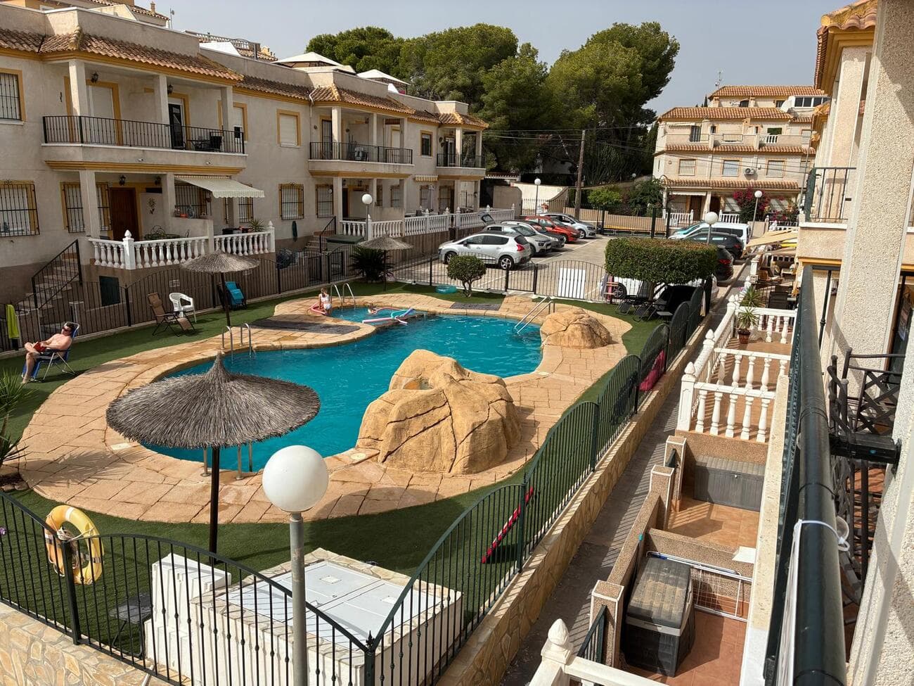 Ground Floor Apartment in Algorfa – Montemar | Near La Finca GolfLocated in the same sought-after area of Montemar, just minutes from La Finca Golf, this charming ground floor apartment offers comfort, convenience, and excellent outdoor space.✨ Property Features2 bedrooms1 bathroomBright living and dining areaDirect access to a 15 m² private terraceGround floor convenience (no stairs)Close to communal areas and amenitiesPerfect as a holiday home, investment property, or permanent residence, this apartment combines a peaceful setting with proximity to golf, shops, restaurants, and beaches.Only a short drive to the beautiful coast of the Costa Blanca.