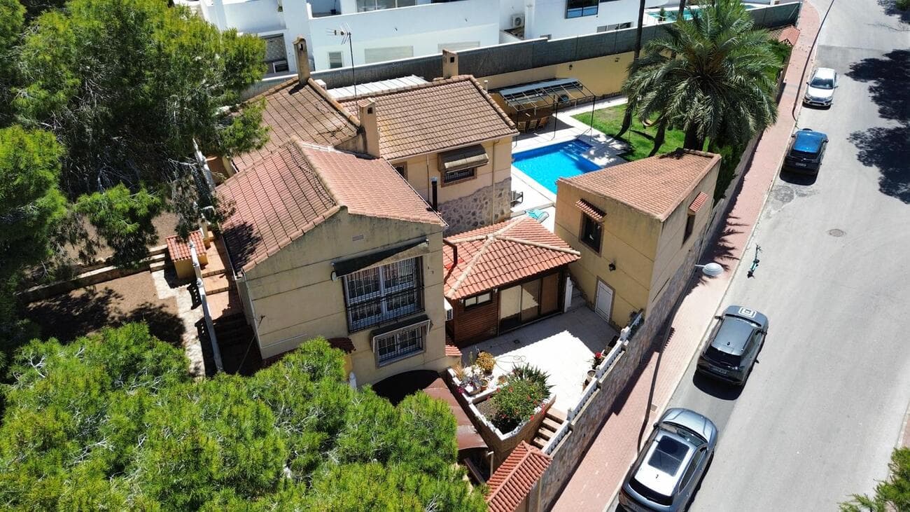 Detached Villa with Private Pool and Spacious Plot in Los BalconesThis beautiful detached villa is located in the prestigious residential area of Los Balcones in Torrevieja, a quiet and well-connected neighborhood, ideal for year-round living or as an exclusive holiday home.The property offers a built area of 257 m² on a generous 827 m² plot, providing plenty of privacy, space, and comfort. Inside, the villa features four spacious bedrooms and three fully equipped bathrooms. The bright living room connects seamlessly to the open-plan American-style kitchen, creating the perfect space for family gatherings and entertaining guests.For maximum comfort throughout the year, the villa is equipped with radiator heating powered by a diesel boiler, as well as split-unit air conditioning in all rooms.Outside, the property offers everything needed to enjoy the Mediterranean lifestyle: a large private swimming pool, several terraces, a cozy patio, barbecue area, and a beautiful glazed winter room. In addition, the villa includes a wellness area with a sauna and jacuzzi, perfect for relaxation.The property also benefits from a private double garage, additional parking space, and a practical storage room.Key Features:Year built: 19824 bedrooms3 bathroomsBuilt area: 257 m²Usable area: 190 m²Plot size: 827 m²Private swimming poolDouble garageAir conditioningCentral heatingGlazed terraceSauna & jacuzziBarbecue areaStorage roomFully fenced plotOnly 4 km from the beachA well-maintained villa with excellent amenities, generous outdoor space, and an ideal location on the Costa Blanca.
