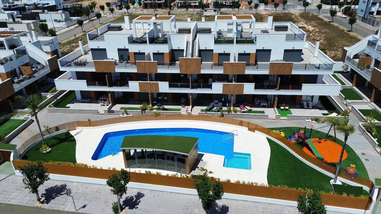 Luxury Apartment for Sale in Lamar Luxury Resort VII – Pilar de la Horadada ☀️Discover this beautiful first-floor apartment located in the exclusive Lamar Luxury Resort VII in Pilar de la Horadada. This modern and small-scale development consists of only 34 apartments and was completed in 2024. With elevator access, high-quality finishes, and stunning views, this property offers everything you need to enjoy the Mediterranean lifestyle in comfort and style.The apartment features:2 spacious bedrooms2 modern bathrooms with underfloor heatingStylish open-plan kitchen and luxury finishesSunny terrace with beautiful viewsPrivate storage roomUnderground parking space and storage includedThe resort offers excellent communal facilities:Swimming pool with jacuzziFully equipped gymPeaceful and well-maintained residencePerfectly located:Only 1.5 km from the beach and seaJust 2 minutes from shops, restaurants, and the town centerClose to all amenities and servicesWhether you are looking for a holiday home, an investment property, or a place to enjoy the sun all year round, this apartment is the perfect choice.The ideal place to spend your holidays and enjoy the sun, comfort, and luxury on the Costa Blanca!House area:69 m²Plot area:75 m²Utility room area:8 m²Swimming pool: