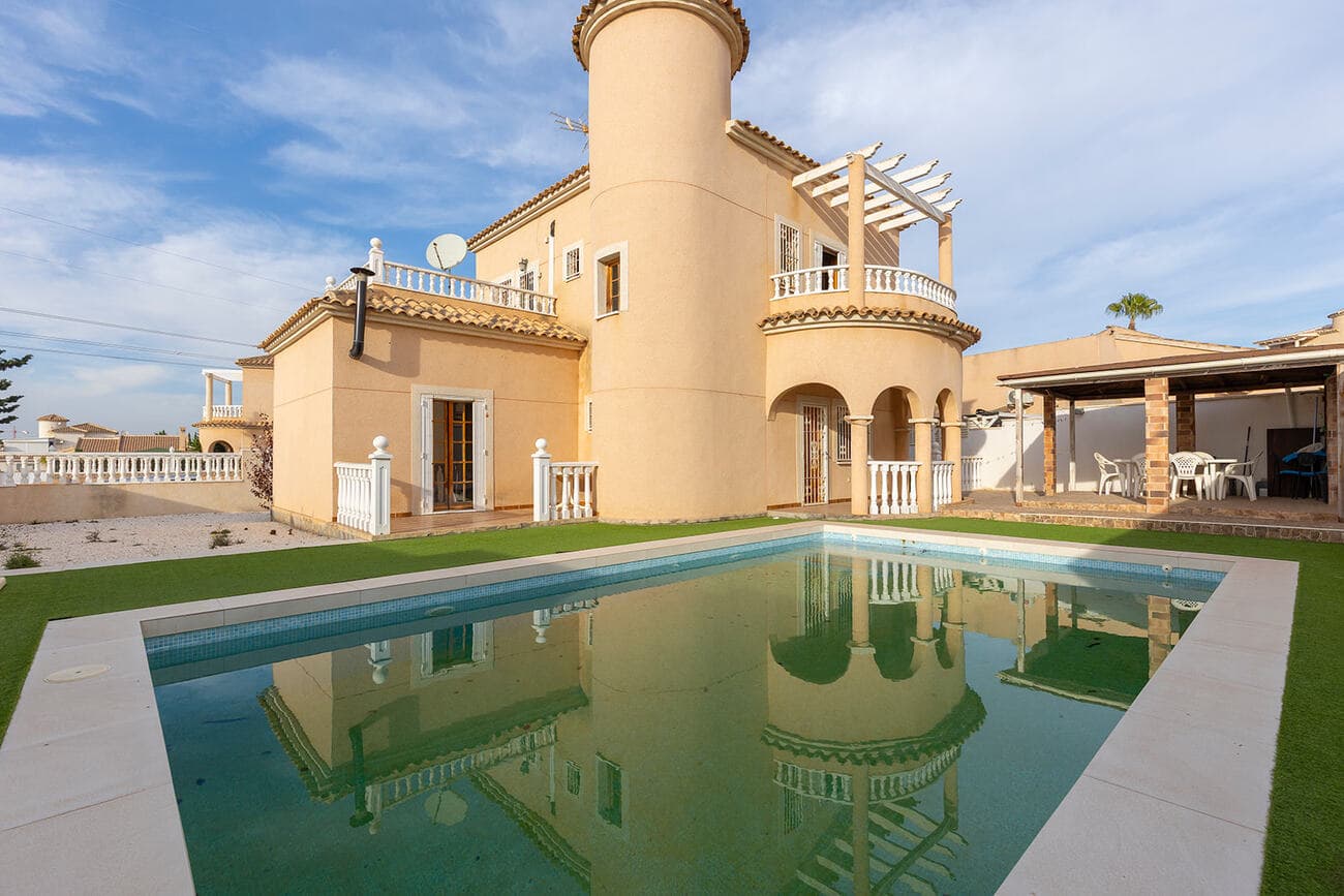 Discover this charming detached villa in Ciudad Quesada, perfect for those seeking comfort, space, and a high quality of life in a privileged setting. The property offers 131 m² of built area, distributed across 4 spacious bedrooms and 2 full bathrooms, making it ideal for families or hosting guests in complete comfort.Set on a generous 400 m² plot, the villa features a well-maintained private garden and a शानदार swimming pool, creating the perfect space to enjoy the Mediterranean climate all year round. It also boasts a lovely terrace, ideal for relaxing or entertaining outdoors.Built in 2002 and in good condition, the home benefits from an उत्कृष्ट orientation (north, south, east, and west), ensuring natural light throughout the day. Inside, you’ll find built-in wardrobes, air conditioning, and a practical storage room for added convenience.As an added bonus, a private parking space is included in the price, providing both comfort and security.An excellent opportunity as a permanent residence or an investment in one of the most sought-after areas of the Costa Blanca.
