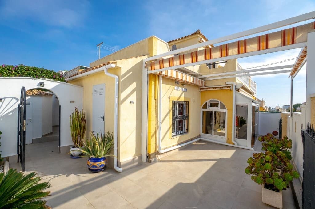 Los Altos / Serena 5 – Bright and south-facing quad home with 3 bedrooms, 2 bathrooms, beautiful patios and a communal pool area.Content<br />Welcome to this attractive and well-maintained quad home in the popular urbanization Serena 5 in Los Altos. The home has a bright and south-facing location, spacious patios and access to a pleasant communal pool area.The home has a living area of ​​approx. 76 m² and appears to be in very good condition.On the ground floor you will find a corner plot of approx. 55 m² with planting, pergola and several practical storage rooms. A glazed terrace leads you into a bright living room with an open plan to a modern kitchen. From the kitchen there is access to a separate laundry room/storage room. Furthermore on this floor you will find two spacious bedrooms with wardrobes and a nice bathroom.On the second floor is the home's third bedroom with access to a terrace, an extra bathroom and a large roof terrace of 39 m² with a great view of the communal pool area - perfect for sunbathing and pleasant evenings.The home is sold furnished, including white goods and air conditioning, and it is possible to park the car in its own plot. The urbanization has a nice communal pool area that is planned to be upgraded before the summer.Price:249,000 euros + costsFacts:Living area: 75.98 m²3 bedrooms2 bathroomsGarden: 54.78 m²Roof terrace: 39 m²FurnishedWhite goodsAir conditioningSeveral storage roomsPergolaLaundry roomYear of construction: 2000/2001Energy certificate: ECommon expenses: approx. €250 per year