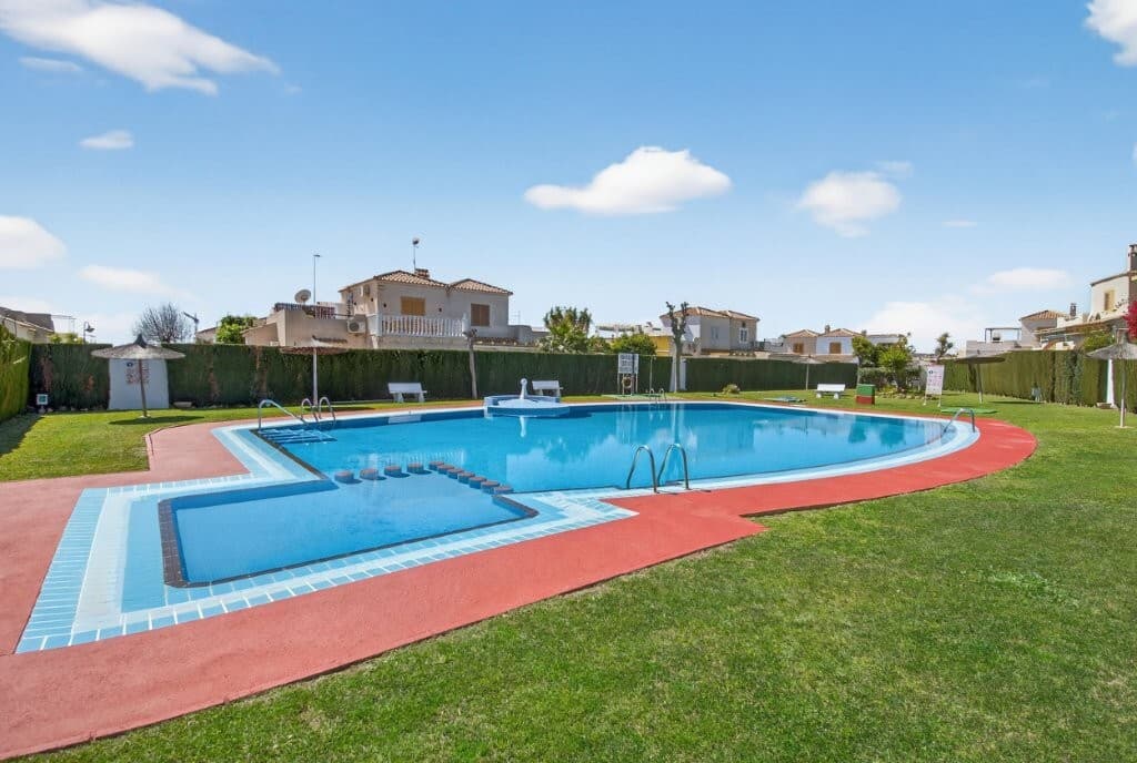 Serena III – Playa Flamenca – Well-Maintained Quad with 3 Bedrooms, 2 Bathrooms and Spacious Outdoor AreasWelcome to an attractive and well-maintained quad property in the popular Serena III, Playa Flamenca. The home enjoys a bright southeast-facing position, generous outdoor spaces, and access to a lovely communal pool area.This is the perfect property for those looking for a holiday home or a permanent residence in one of Costa Blanca’s most sought-after areas.Location – Central and Highly DesirableThe property is located in a მშვიდ and established area of Playa Flamenca, in the southern part of Costa Blanca – often considered one of the most attractive areas in the region.Here you can enjoy peaceful surroundings while still being close to everything:✔ Walking distance to shops, restaurants, and cafés<br />✔ Close to several beautiful sandy beaches such as Playa Flamenca, Punta Prima, La Zenia, and Cabo Roig<br />✔ Approx. 6 km to Torrevieja town centre<br />✔ Near the popular Saturday market and Zenia Boulevard shopping centre with around 150 shops<br />✔ 6 golf courses within a 15-minute driveThe area offers a perfect combination of beach life, amenities, and leisure activities.The PropertyThe property has a built area of approx. 87 m² and is presented in very good condition.Ground floor:Glazed terraceBright living room with open-plan kitchenModern kitchen with access to utility/storage room and stairs to the upper floor2 spacious bedrooms with fitted wardrobes1 bathroomFirst floor:1 large bedroom1 bathroomAccess to a lovely terrace overlooking the communal pool areaOutdoor AreasThe property is situated on a corner plot and offers:Tiled garden with plants2 practical storage roomsSeveral outdoor seating areas with excellent sun conditionsTerrace with views of the pool areaPerfect for enjoying the Mediterranean climate all year round.Communal AreaThe urbanisation features a well-maintained communal swimming pool area.Financial InformationPrice: €249,000 + costsWhen purchasing a resale property in this region, approximately 10% transfer tax (ITP) must be expected (from June 1st: 9%).In addition, there are variable costs such as:Notary feesLand Registry feesNew utility contracts (water and electricity)Possible administrative costsThese are normally estimated at approx. €2,000 – €4,000, depending on the property.Annual CostsProperty tax (IBI): approx. €130 per yearCommunity fees: €400 per yearKey InformationBuilt area: approx. 87 m²3 bedrooms2 bathroomsRooftop terraceFurnishedWhite goods includedAir conditioningUtility room2 storage roomsYear built: 1999Energy rating: E/GSummaryA move-in-ready and well-maintained property with a great layout, spacious outdoor areas, and an attractive location – perfect for those looking for a home close to the beach, golf courses, and all amenities.Contact us for a viewing or more information! 