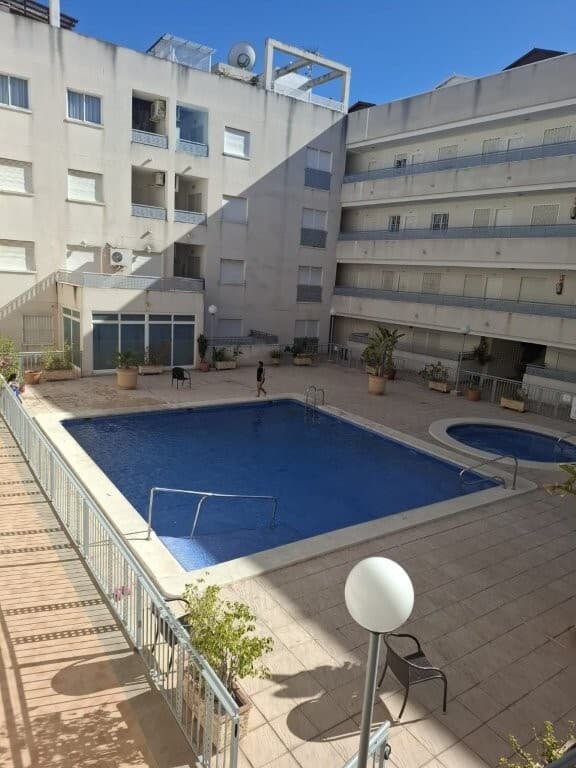 Welcome to a lovely apartment in charming Almoradí!The property is located on the first floor and offers a practical layout with access to a pleasant communal pool area.This is the perfect home whether you are looking for a holiday property, an investment, or a permanent residence in Spain.LocationAlmoradí is situated in the heart of the Vega Baja region in Alicante, just approx. 10 km from the Mediterranean Sea and around 50 km south of Alicante city.Here you will find an authentic Spanish town offering:Charming squares and parksA wide range of restaurants, shops, and servicesThe well-known Saturday market – one of the largest in the areaA vibrant local atmosphereThe beaches of Guardamar del Segura and Torrevieja are only about a 15-minute drive away, allowing you to enjoy both peaceful surroundings and coastal living. The PropertyThe apartment is located on the first floor and features a functional and well-designed layout:Bright living room with open-plan kitchenAccess to a terrace2 bedrooms with built-in wardrobes1 bathroom with showerKitchen with breakfast barUtility roomStorage room in the basementThe property is sold partially furnished and is well maintained.Communal AreasAttractive and well-maintained communal poolLift in the buildingIntercom system Key Features2 bedrooms1 bathroomBuilt area: approx. 63 m²Usable area: approx. 51 m²LiftBalcony/terraceAir conditioningWhite goods includedPartly furnishedStorage roomEnergy rating: E Financial InformationPrice: €115,000 + costsWhen purchasing a resale property in this region, you should expect approx. 10% in transfer tax (ITP) of the purchase price (from June 1st: 9%).In addition, the following costs apply:Notary feesLand registry feesNew utility contracts (water and electricity)Administrative costsThese are typically estimated at approx. €2,000 – €4,000.Community fees: approx. €120 per quarterProperty tax (IBI): approx. €210 per year SummaryAn attractive and affordable apartment in a genuine Spanish town – with close proximity to beaches, amenities, and city life.Perfect for those looking for a comfortable and easy home in the sun.Contact us for a viewing or more information!