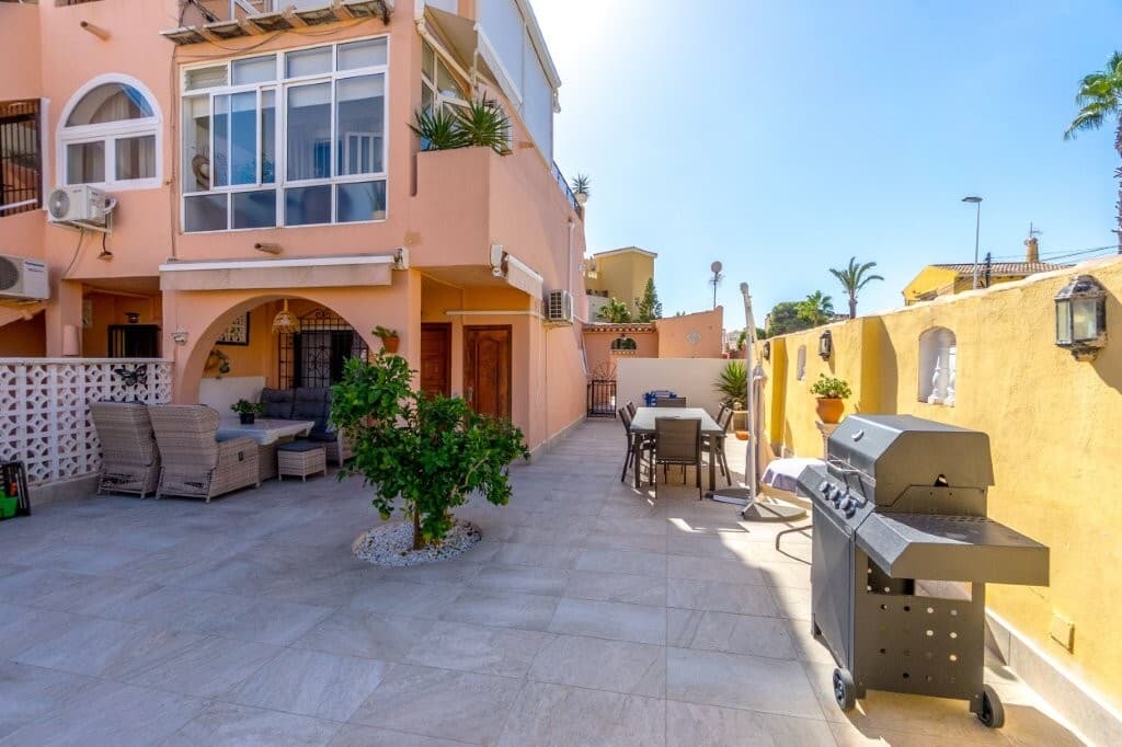 La Rosaleda – Ground floor corner apartment with large garden and great potential LocationWelcome to this charming corner apartment in the popular area of La Rosaleda, just a short walk from the beach, promenade, and town centre.The property is located in a quiet and established residential area with many permanent residents, while still having all amenities close by. Nearby you will find shops, restaurants, bars, hairdressers, dentists, shopping centres, sports facilities, and beautiful park areas.The sea is only 400 metres away, and the popular Playa de los Locos beach is just 550 metres from the property. From the apartment, you can also enjoy a pleasant walk along the promenade to Torrevieja town centre in approximately 30 minutes.The area also offers good bus connections to both Torrevieja centre and La Mata.This property is ideal as a holiday home, investment, or permanent resideThe PropertyThe apartment has a usable area of 33 m² and consists of:Cozy living room with air conditioning Open-plan kitchen Spacious bedroom with ceiling fan and built-in wardrobe Modern bathroom with shower Access to the back garden from the bedroom Fantastic Outdoor SpaceAs the property is located on a corner plot, it benefits from a rare and spacious outdoor area of no less than 153 m² surrounding three sides of the home.There is plenty of space for:Multiple seating areas BBQ area Sun loungers Plants or fruit treesThe property also features a covered terrace and two practical storage rooms.The apartment requires renovation, giving you a fantastic opportunity to create a truly charming home in one of Torrevieja’s most attractive areas.Key InformationPrice: €139,000 + costsBuilt area: 33 m² Garden: 153 m² Bedrooms: 1 Bathrooms: 1 Year built: 1988 Air conditioning Furnished Orientation: North, West, and SouthCommunity fees: €430 per year<br />Property tax (IBI): €96 per year<br />Energy certificate: E