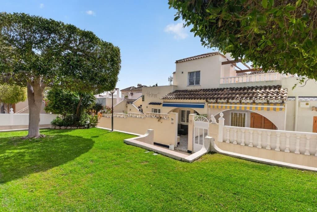 Los Altos – Charming property with great potential, rooftop terrace and sea viewsWelcome to an exciting property in the popular area of Los Altos!<br />Here you will find a home full of potential, perfect for those who want to add their own personal touch. The property offers a rooftop terrace with sea views, a garden, and access to attractive communal pool areas.LocationThe property is located in a sought-after and peaceful area of Los Altos, just south of Torrevieja. Here you can enjoy a quiet setting away from the noise of the city while still being close to everything you need for everyday life.In the surrounding area, you will find a wide selection of restaurants, shops, and services, as well as beautiful beaches within a short distance. Punta Prima beach is only approx. 2.3 km away, and Torrevieja town centre can be reached in around 5 km.For golf enthusiasts, several of the best golf courses on the Costa Blanca are just a short drive away, including Villamartin, Las Ramblas, Campoamor, Vistabella, and Las Colinas.Zenia Boulevard, the coast’s largest shopping centre with around 150 shops, is also nearby.The PropertyThe property is a corner townhouse (quad) distributed over two floors, offering a practical layout and several outdoor areas.Ground floor: Garden with external staircase leading to the upper floor 2 storage rooms Living room with fireplace Open-plan kitchen 2 bedrooms 1 bathroom First floor: Terrace with lovely views 2 bedrooms 1 bathroom Communal AreasThe urbanisation offers:2 attractive communal pool areas Pleasant and well-maintained gardens Key Features Quad / corner property Living area: approx. 85 m² 4 bedrooms 2 bathrooms Rooftop terrace Tiled garden North-east facing Air conditioning Partly furnished Year built: 1993 Renovation potential Sea views Financial InformationPrice: €179,000 + costsWhen purchasing a resale property in this region, you should expect approx. 10% transfer tax (ITP) of the purchase price (from June 1st: 9%).In addition, the following costs apply:Notary fees Land registry fees New utility contracts (water and electricity) Administrative costsThese are typically estimated at approx. €2,000 – €4,000 depending on the property.Community costs and taxes: Community fees: approx. €167 per year Property tax (IBI): approx. €155 per year Waste collection tax: approx. €66 per year SummaryA property with fantastic potential, an excellent location, and several outdoor spaces.Perfect as a holiday home, investment, or for anyone looking to create their dream home in the sun.
