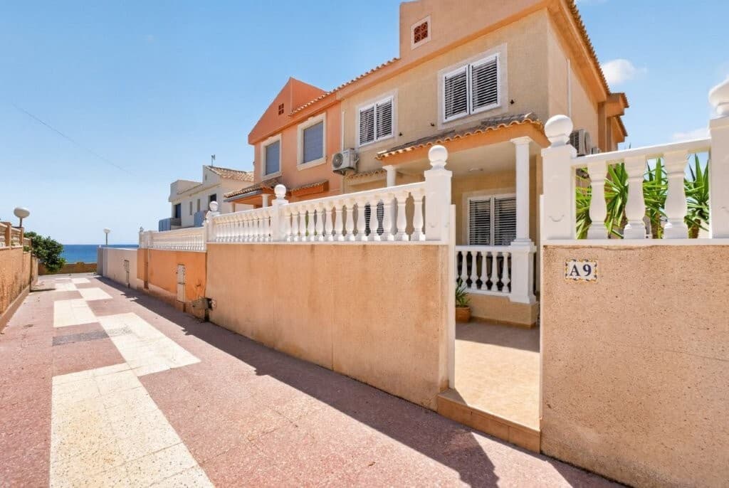 Cabo Cervera – Fully renovated townhouse with lovely outdoor space just 100 metres from the MediterraneanWelcome to a modern and tastefully renovated townhouse in the attractive Residencial Cabomar!<br />Here you live just 100 metres from the sea – perfect for enjoying the Mediterranean climate all year round.This is an ideal property whether you are looking for a holiday home, an investment, or a permanent residence.LocationThe property is located in the popular area of Cabo Cervera, just below Torre del Moro and the well-known Hotel Masa.The area offers:Walking distance to restaurants, shops, and servicesClose proximity to the Torremarina shopping centre with Mercadona and several restaurantsBeautiful coastal walking paths and green parksJust a few minutes’ walk to the popular La Mata beachThere are also good bus connections to both Torrevieja town centre and La Mata.This is a highly attractive area for those who want to be close to both the sea and city life.The PropertyThe townhouse has been fully renovated and presents a modern and welcoming style with a practical layout and spacious outdoor areas.Ground floor:Tiled garden (approx. 63 m²)TerraceLarge and bright living roomDining areaModern kitchen with dining spaceStorage roomFirst floor:3 spacious bedrooms with wardrobes2 modern bathrooms with showersIn addition, the property offers:2 terracesUtility roomAir conditioning in all roomsGaragePrivate garage of approx. 17 m²Key FeaturesBuilt area: approx. 104.51 m² (usable area: 89.09 m²)3 bedrooms2 bathrooms2 floorsGarden: approx. 63 m²Sea viewsAir conditioning throughoutEnergy rating: G/FFinancial InformationPrice: €395,000 + costsWhen purchasing a resale property in this region, you should expect approx. 10% transfer tax (ITP) of the purchase price (from June 1st: 9%).In addition, the following costs apply:Notary feesLand registry feesNew utility contracts (water and electricity)Administrative costsThese are typically estimated at approx. €2,000 – €4,000.Property tax (IBI): approx. €276 per year<br />Community fees: approx. €510 per yearSummaryA stylish and move-in-ready townhouse in a fantastic location just steps from the sea. Perfect for anyone looking for a modern home in one of the most sought-after areas of the Costa Blanca.Contact us for a viewing or more information!