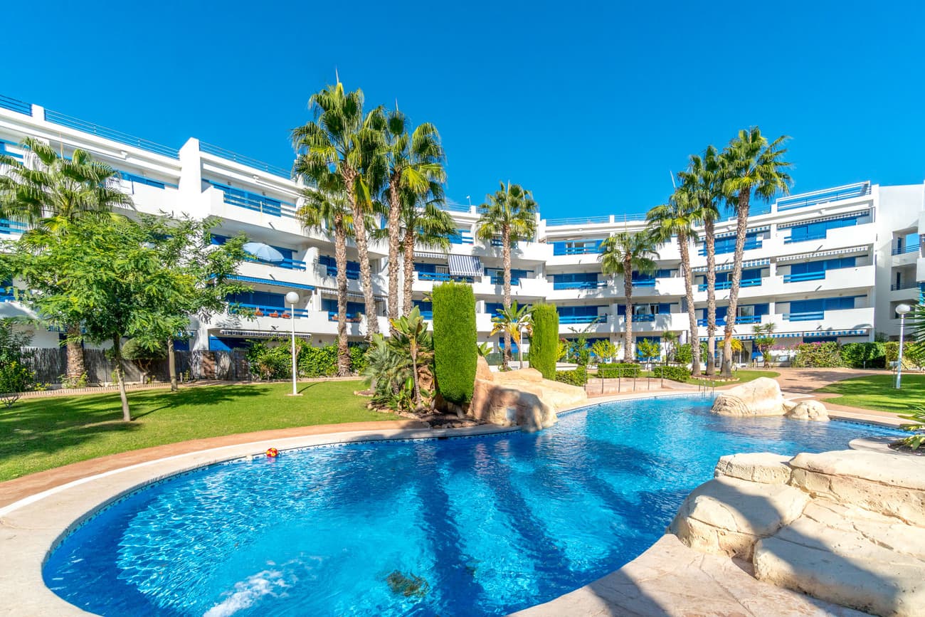 Punta Prima / Playa Flamenca – South-facing apartment with large terrace and sea viewsWelcome to a highly attractive apartment in the popular Residencial La Calma!<br />Here you will find a south-facing property with a spacious terrace, beautiful sea views, and access to no less than four attractive communal pool areas in a well-maintained and gated complex.This is the perfect home whether you are looking for a holiday property, an investment, or a permanent residence on the Costa Blanca.LocationThe property is located in one of the most sought-after areas on the southern Costa Blanca – between Punta Prima and Playa Flamenca in Orihuela Costa.The area is known for:Beautiful sandy beaches and stunning coastline A wide range of restaurants, bars, and services A lively atmosphere all year roundFrom the property you have:Walking distance to shops, restaurants, and activities Close proximity to several popular beaches such as Punta Prima, Playa Flamenca, La Zenia, and Cabo Roig Approx. 6 km to Torrevieja town centre Short distance to Zenia Boulevard – the largest shopping centre on the coast Close to the popular Saturday marketFor golf enthusiasts, there are six golf courses within approx. 15 minutes’ drive.The PropertyThe apartment is located on the second floor with lift access and has a total area of approx. 68 m².It offers a practical and modern layout:Bright living room with open-plan kitchen Access to a large terrace with views of the pool area and the sea 2 bedrooms, both with en-suite bathrooms with underfloor heating Built-in wardrobes Utility roomThe property is sold furnished and includes white goods and air conditioning.Communal Areas 4 attractive communal pool areas Gated and secure urbanisation Electric gates Parking space Key Features 2 bedrooms 2 en-suite bathrooms Built area: approx. 67.98 m² Lift South-east facing Large terrace Sea views Furnished White goods included Air conditioning Utility room Parking space Year of construction: 2004 Energy rating: E Financial InformationPrice: €189,000 + costsWhen purchasing a resale property in this region, you should expect approx. 10% transfer tax (ITP) of the purchase price (from June 1st: 9%).In addition, the following costs apply:Notary fees Land registry fees New utility contracts (water and electricity) Administrative costsThese are typically estimated at approx. €2,000 – €4,000.Community fees: approx. €1,100 per year<br />Property tax (IBI): approx. €160 per year<br />Waste collection tax: approx. €200 per yearSummaryA bright and attractive apartment in an excellent location, featuring a large terrace and sea views – in one of the most popular areas of the Costa Blanca.Perfect for those seeking proximity to the beach, amenities, and a vibrant environment all year round.Contact us for a viewing or more information!