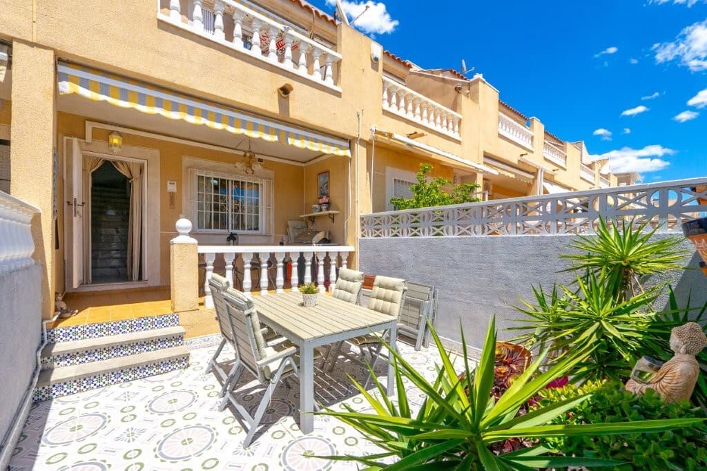 Torrevieja – South-facing townhouse with garden and rooftop terrace in popular Bravomar 7Welcome to a charming and well-maintained townhouse in the attractive Bravomar 7 urbanisation in Aguas Nuevas!<br />Here you will find a south-facing property with excellent sun conditions, multiple outdoor spaces, and access to a lovely communal pool area.This is an ideal home whether you are looking for a holiday property, an investment, or a permanent residence on the Costa Blanca.LocationThe property is located in the popular area of Aguas Nuevas, north of Torrevieja – between the town centre and La Mata beach.Here you can enjoy peaceful surroundings while still being close to everything you need:Beaches and beautiful walking areasRestaurants, bars, and shopsShopping centres and servicesSports facilities, water parks, and activitiesThe Torremarina shopping centre with Mercadona, restaurants, and shops is within walking distance.<br />La Mata beach and the Torrevieja promenade are only about 5 minutes away by car, and there are good bus connections in the area.Several golf courses are within approx. 20 minutes’ drive.The PropertyThe townhouse has a built area of approx. 79 m² and is south-facing with excellent sun exposure.Ground floor:Tiled gardenTerrace at the entranceBright living roomKitchen with dining areaGuest toiletRear patio with direct access to the communal pool areaFirst floor:2 bedroomsBathroomHallwayTerraceRooftop terrace:Beautiful views of the surrounding areaPerfect for relaxing and social gatheringsThe property is sold furnished and includes white goods and air conditioning.Communal AreasWell-maintained communal pool areaPleasant urbanisationKey FeaturesBuilt area: approx. 79 m²2 bedrooms1 bathroom1 guest toiletRooftop terraceTerraceSouth-facingFurnishedWhite goods includedAir conditioningCommunal poolYear of construction: 2000Financial InformationPrice: €219,000 + costsWhen purchasing a resale property in this region, you should expect approx. 10% transfer tax (ITP) of the purchase price (from June 1st: 9%).In addition, the following costs apply:Notary feesLand registry feesNew utility contracts (water and electricity)Administrative costsThese are typically estimated at approx. €2,000 – €4,000.Property tax (IBI): approx. €218 per year<br />Community fees: approx. €400 per yearSummaryA bright and inviting townhouse with an excellent location, fantastic sun exposure, and several outdoor areas – in one of Torrevieja’s most popular neighbourhoods.Perfect for anyone looking to enjoy proximity to the beach, amenities, and a comfortable lifestyle in the sun.