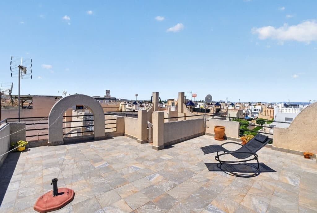 Torrevieja – Partly renovated penthouse apartment with large rooftop terrace and communal pool areaWelcome to a charming and partly renovated penthouse apartment in the popular Urbanización Doña Inés!<br />Here you will find a bright and practical home with a large private rooftop terrace, lovely views, and access to two attractive communal pool areas.This is the perfect property as a holiday home, investment, or for anyone looking for an easy and comfortable lifestyle in the sun.LocationThe property is located in a well-established area just outside Torrevieja town centre, close to the beautiful nature reserves and salt lakes of Salinas de Torrevieja.The area offers:Restaurants, shops, and bars nearby Close proximity to the Norwegian Seamen’s Church Water park, cinema, and bowling Excellent walking and recreational areas Good bus connections to the town centreThe popular Habaneras shopping centre and Carrefour are only 500 metres from the property.<br />Torrevieja town centre, the Mediterranean Sea, and Playa del Acequión beach are approx. 2.5 km away.The special microclimate created by the salt lakes makes the area highly attractive and well known for its healthy surroundings.The PropertyThe apartment has a built area of approx. 36.55 m² and feels bright and welcoming.The property includes:Terrace at the entrance Bright living room Nice kitchen Spacious bedroom Modern bathroomFrom the terrace, stairs lead up to the large private rooftop terrace of approx. 23 m².Here you can enjoy:Lovely views of the surrounding area and the salt lakes Excellent sun conditions Perfect surroundings for relaxation and social gatheringsThe property is sold fully furnished and includes white goods and air conditioning.Communal AreasThe urbanisation is gated and well maintained, featuring:1 attractive communal pool areaGreen and pleasant outdoor spacesKey FeaturesApartment Built area: approx. 36.55 m²1 bedroom1 bathroomRooftop terrace of approx. 23 m²FurnishedAir conditioningWhite goods includedCommunal pool areaYear of construction: 1991Energy rating: GFinancial InformationPrice: €115,000 + costsWhen purchasing a resale property in this region, you should expect approx. 10% transfer tax (ITP) of the purchase price (from June 1st: 9%).In addition, the following costs apply:Notary fees Land registry fees New utility contracts (water and electricity) Administrative costsThese are typically estimated at approx. €2,000 – €4,000.Property tax (IBI): approx. €110 per year<br />Community fees: approx. €510 per yearSummaryA cosy and move-in-ready penthouse apartment with a large private rooftop terrace and an excellent location close to the salt lakes, shopping, and the town centre.Perfect for anyone looking for an affordable property with great outdoor spaces and easy access to everything Torrevieja has to offer.Contact us for a viewing or more information!