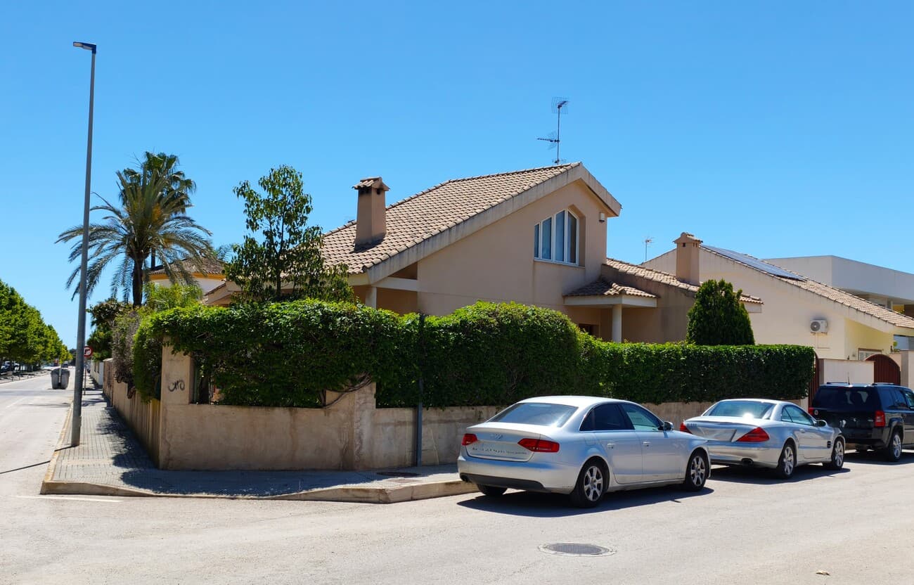 This solid villa in San Javier stands out for its prime location on a corner plot in an exclusive residential neighborhood, one of the most demanded areas in town.**Key features:**- Large 690 m² plot legally approved for building two single-family homes—ideal for property investors or families wanting extra space.- Plenty of outdoor areas: a spacious garden on one side and a private pool (8x4m with jacuzzi function) on the other, complete with a pergola-covered lounge and barbecue area.- A full bathroom (with shower) and a technical room are located near the pool.**Interior layout:**- Built area: 170 m², distributed across: - Bright living/dining room with large windows, direct terrace access, and a cozy two-level lounge area with a fireplace. - Independent kitchen with generous storage and laundry access. - Four bedrooms—three singles and a master suite with walk-in closet and en-suite bathroom. - Loft space (accessible via stairs) usable as a home office, playroom, or extra bedroom, leading to an L-shaped solarium. - Basement (same size as the house) with parking for up to four cars, convertible into a gym, workshop, or storage.**Construction notes:**The loft and solarium were originally designed to allow potential expansion into a second floor.         The main hallway runs through the house from the entrance, connecting all the living spaces. A separate kitchen sits opposite the living room, offering plenty of storage space and direct access to the laundry area.All bedrooms are on the ground floor: three single bedrooms, plus a master suite at the end of the hall. The master has an en-suite bathroom and is accessed through a walk-in closet.The central hallway leads straight downstairs to the basement—a wide-open space matching the house's full footprint. It includes parking for up to four cars and can be customized for extra uses like a gym or workshop.    This home needs some updates but was originally built with high-quality materials for the owner's family. Features include:- PVC window frames with double glazing for excellent insulation- Split-system air conditioning- Central heating powered by city gas  The standalone house sits between Santiago de la Ribera and San Javier, in a prime location:- Just a short distance from supermarkets and schools  - Close to town amenities  - Only 1.5 km from the beautiful Mar Menor beaches  -The nearest golf course is Roda Golf Resort, just a 10-minute drive away. Another option is Serena Golf, which takes about 15 minutes by car.Perfect for permanent living, especially for families who want both: urban convenience and beach access. Ideal if you value:- Space  - Privacy  - Comfort  - Potential for future expansion  